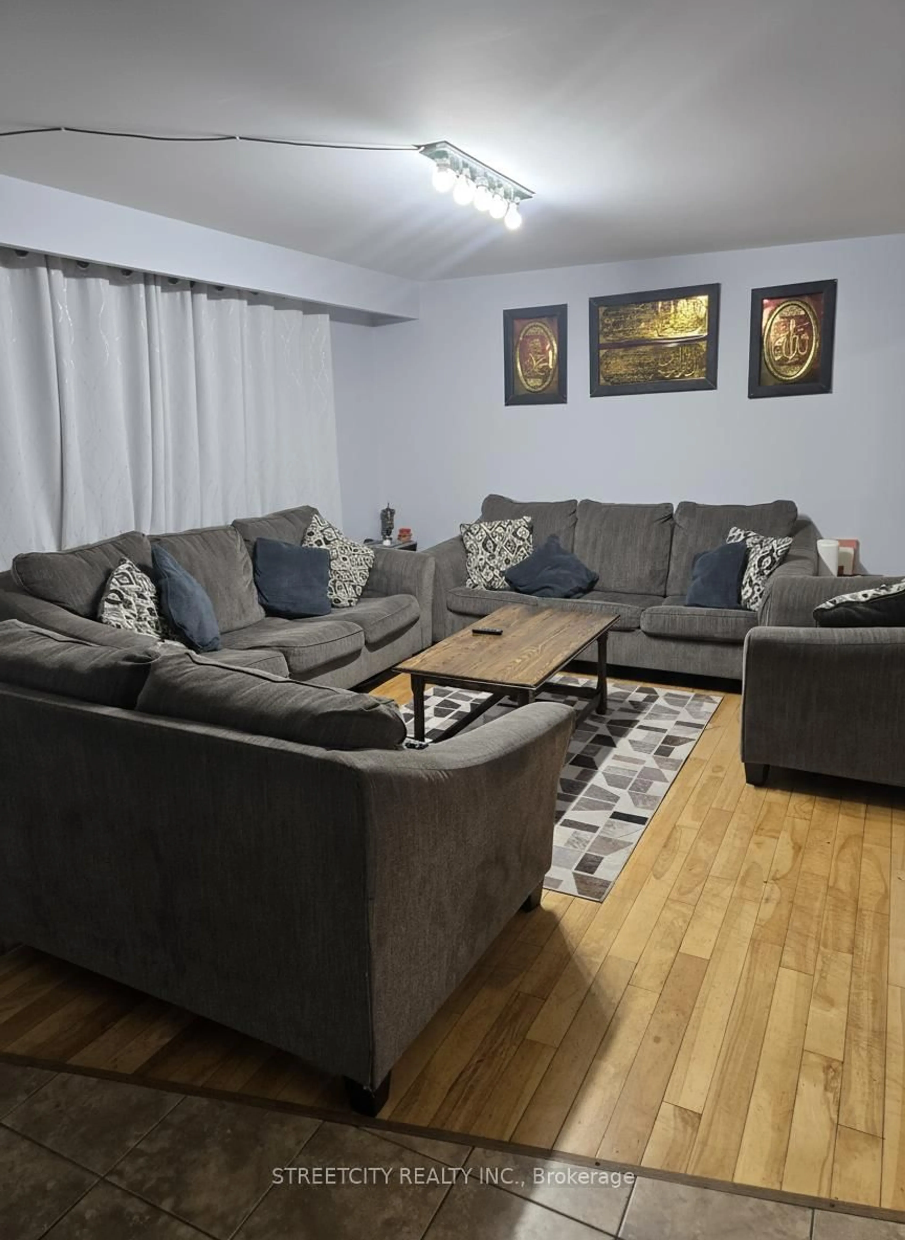 Living room with furniture, unknown for 993 Osgoode Dr, London South Ontario N6E 1C9