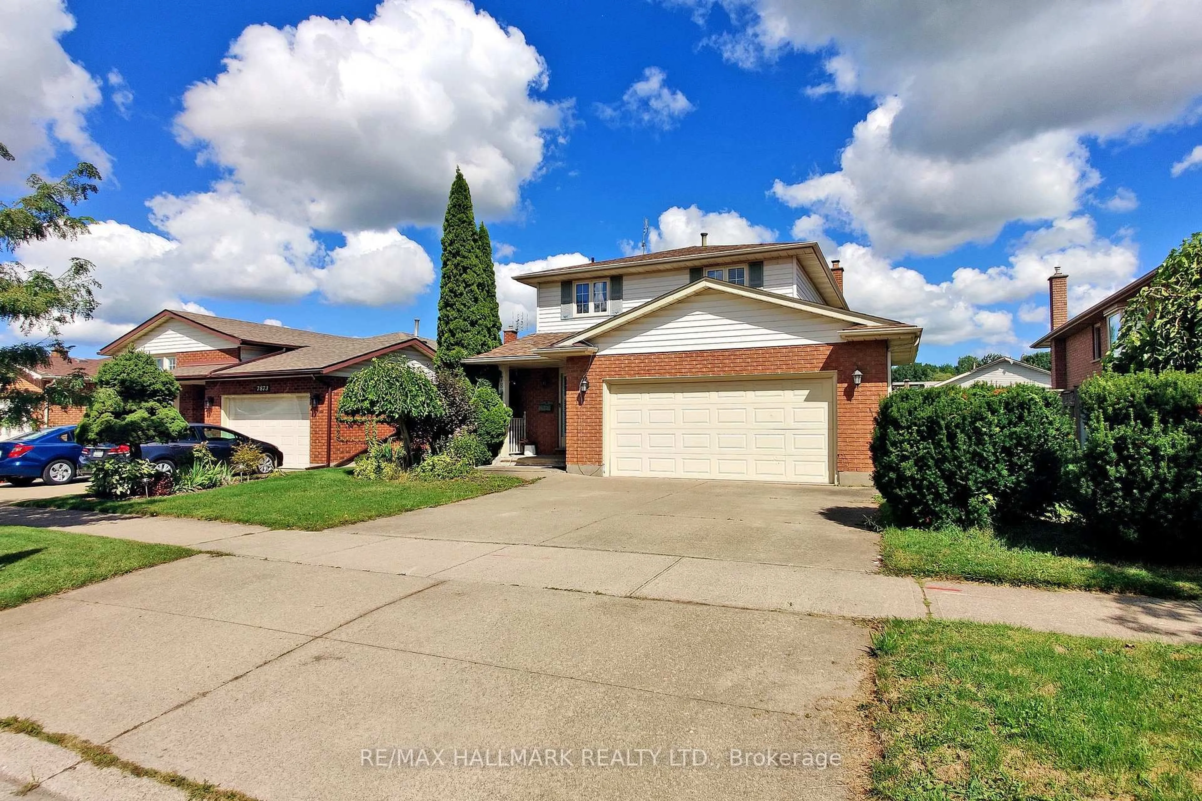 A pic from outside/outdoor area/front of a property/back of a property/a pic from drone, street for 7863 Alfred St, Niagara Falls Ontario L2H 2W8