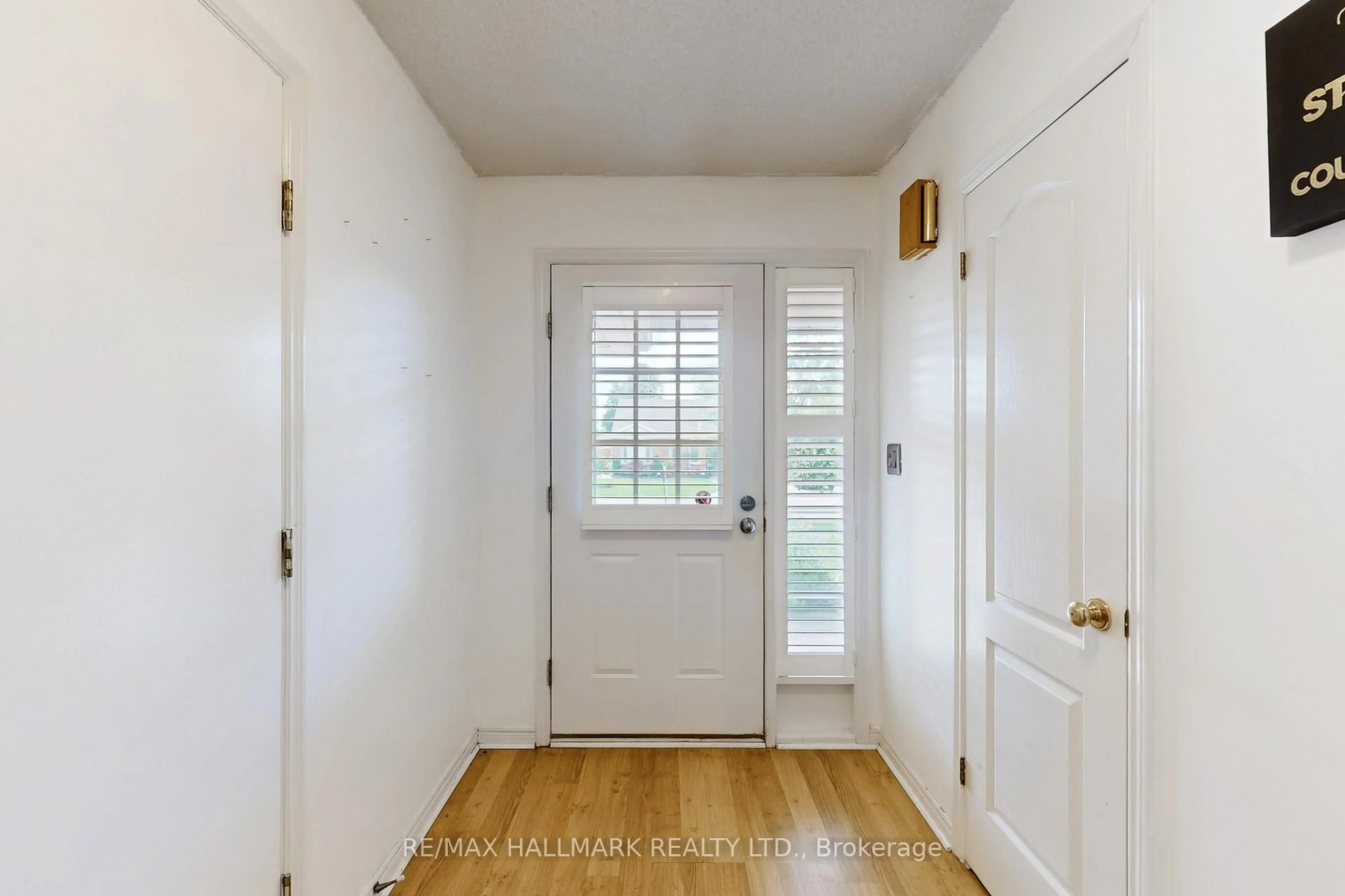 Indoor entryway for 7863 Alfred St, Niagara Falls Ontario L2H 2W8