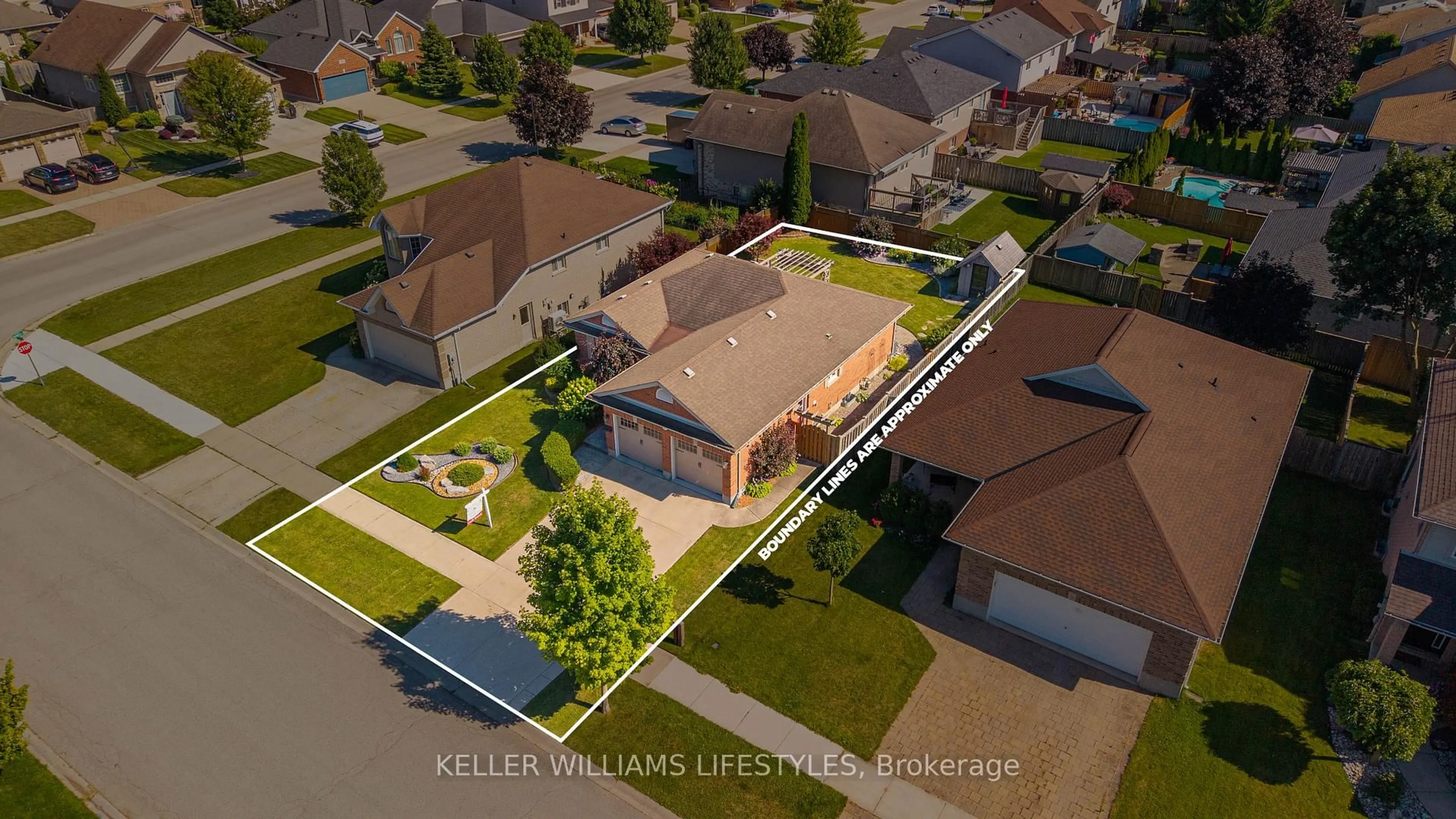 A pic from outside/outdoor area/front of a property/back of a property/a pic from drone, street for 58 Deborah Dr, Strathroy-Caradoc Ontario N7G 4C8