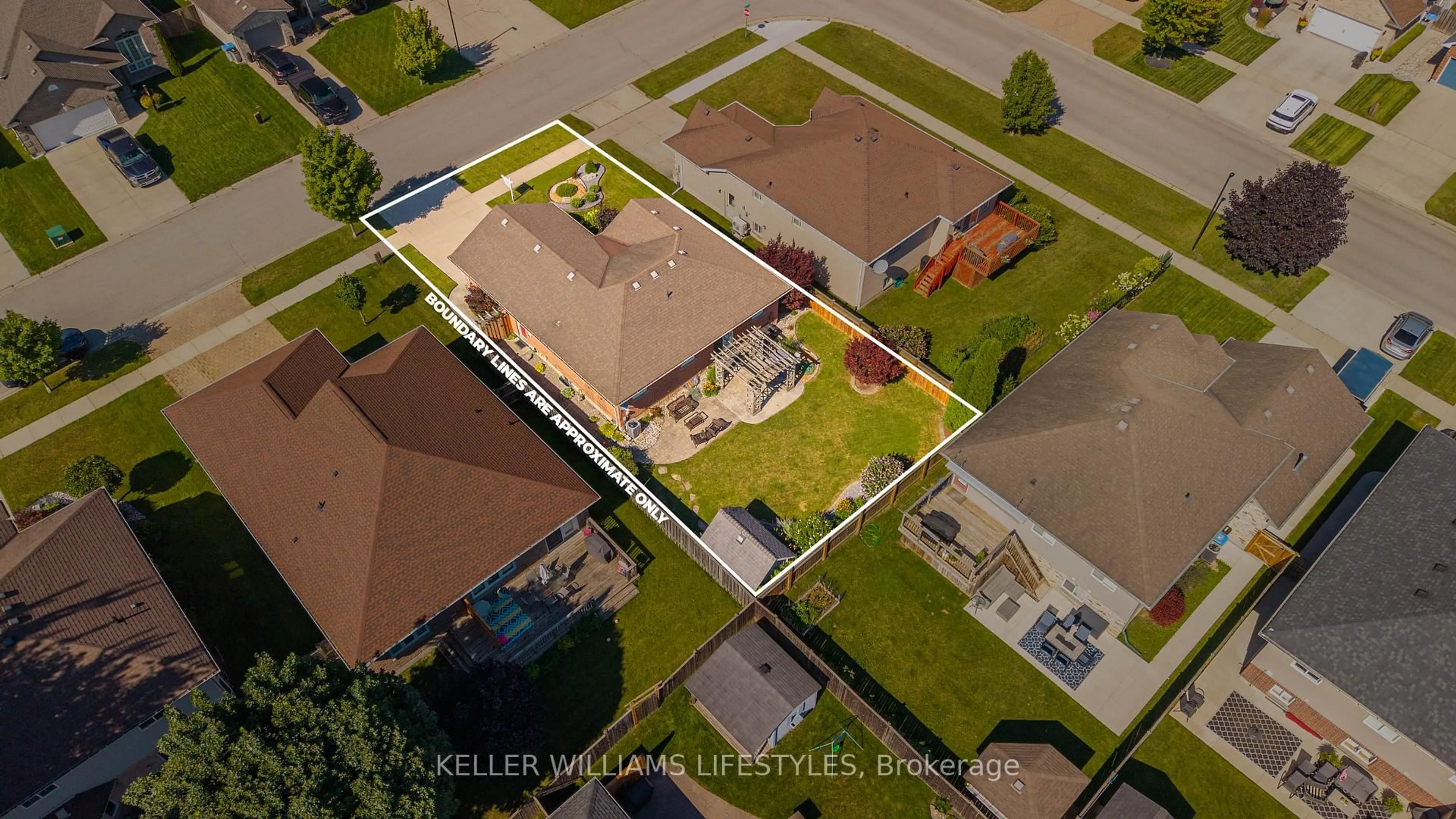 A pic from outside/outdoor area/front of a property/back of a property/a pic from drone, street for 58 Deborah Dr, Strathroy-Caradoc Ontario N7G 4C8