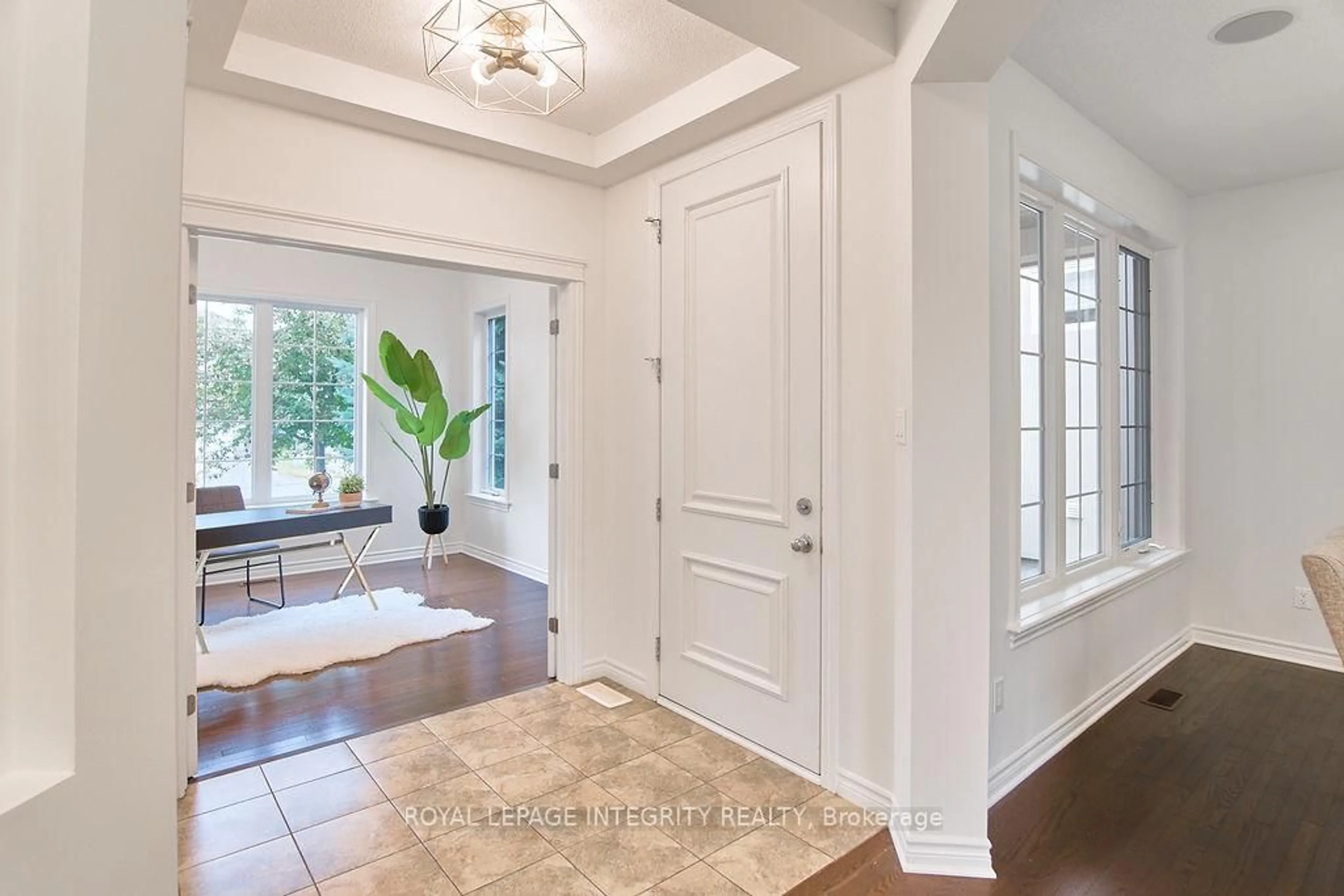 Indoor entryway for 904 Nettleship Crt, Kanata Ontario K2T 0E9