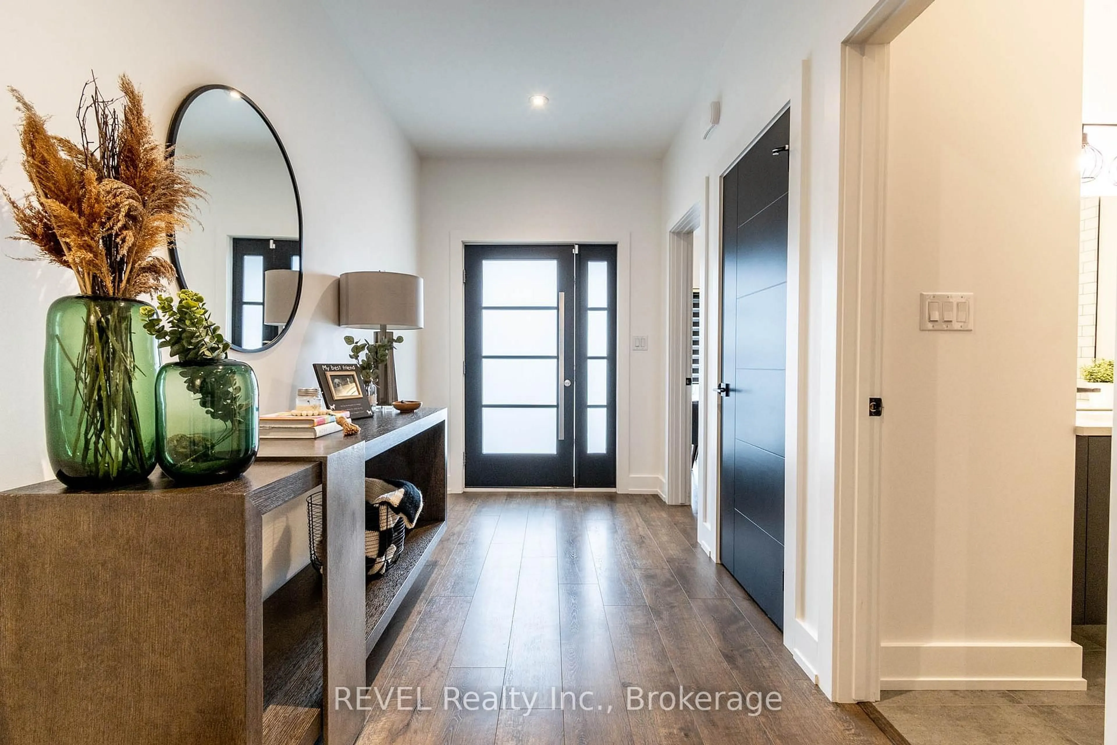 Indoor entryway for 8 Stickles St, Pelham Ontario L3C 3C3