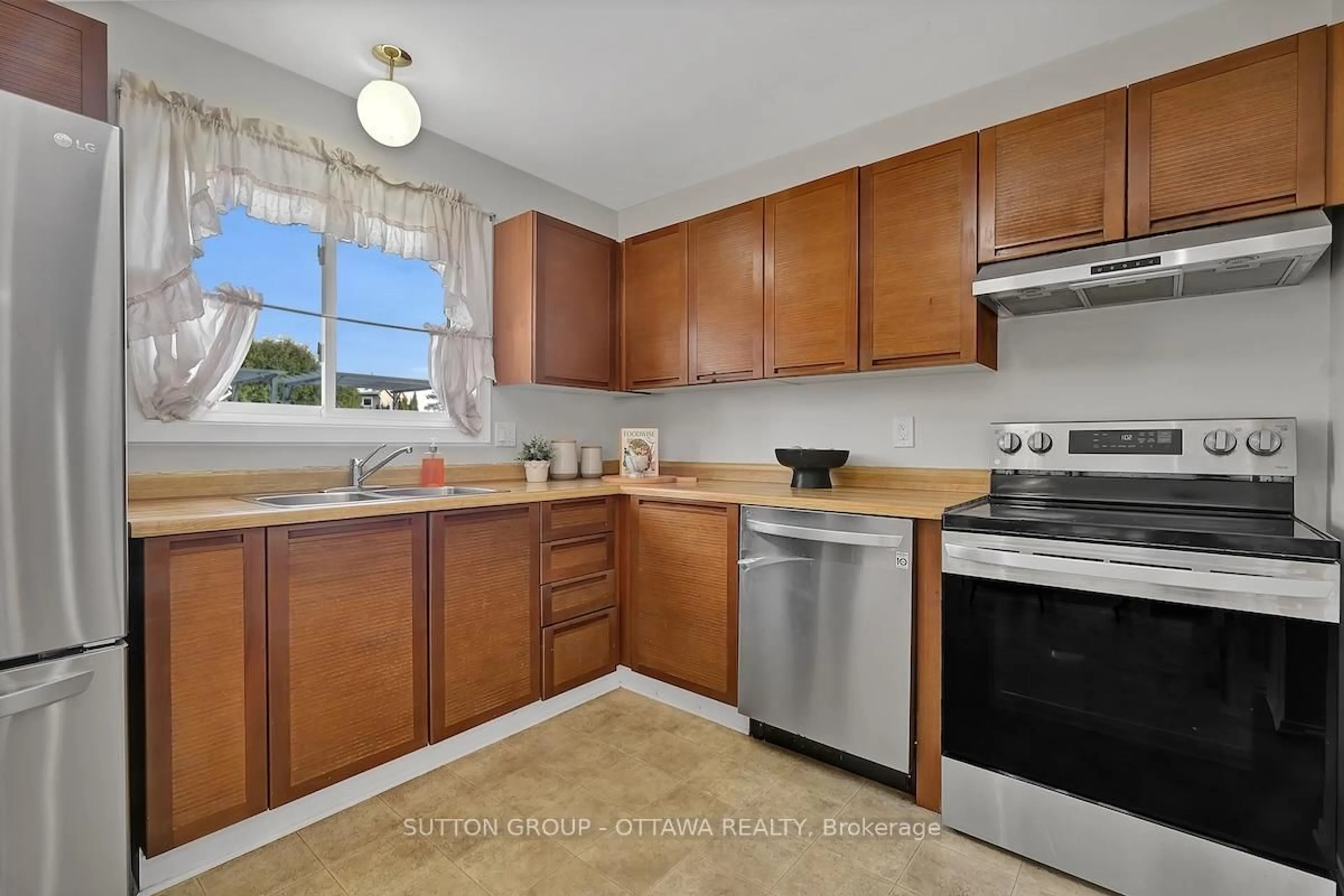 Standard kitchen, unknown for 1540 Bourcier Dr, Ottawa Ontario K1E 3J2