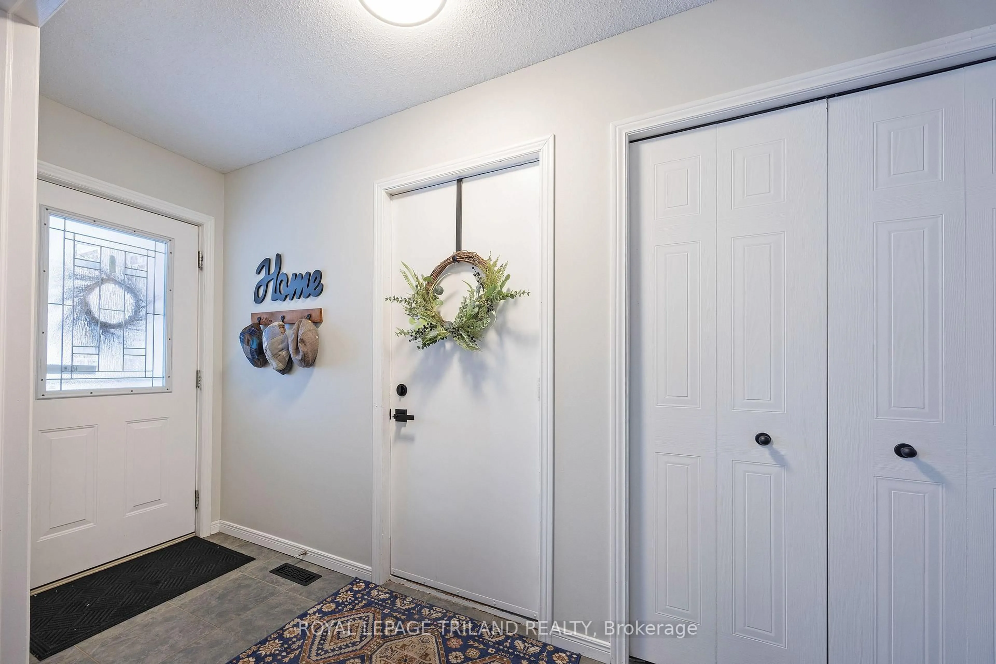 Indoor entryway for 104 Josselyn Dr, London South Ontario N6E 3V6
