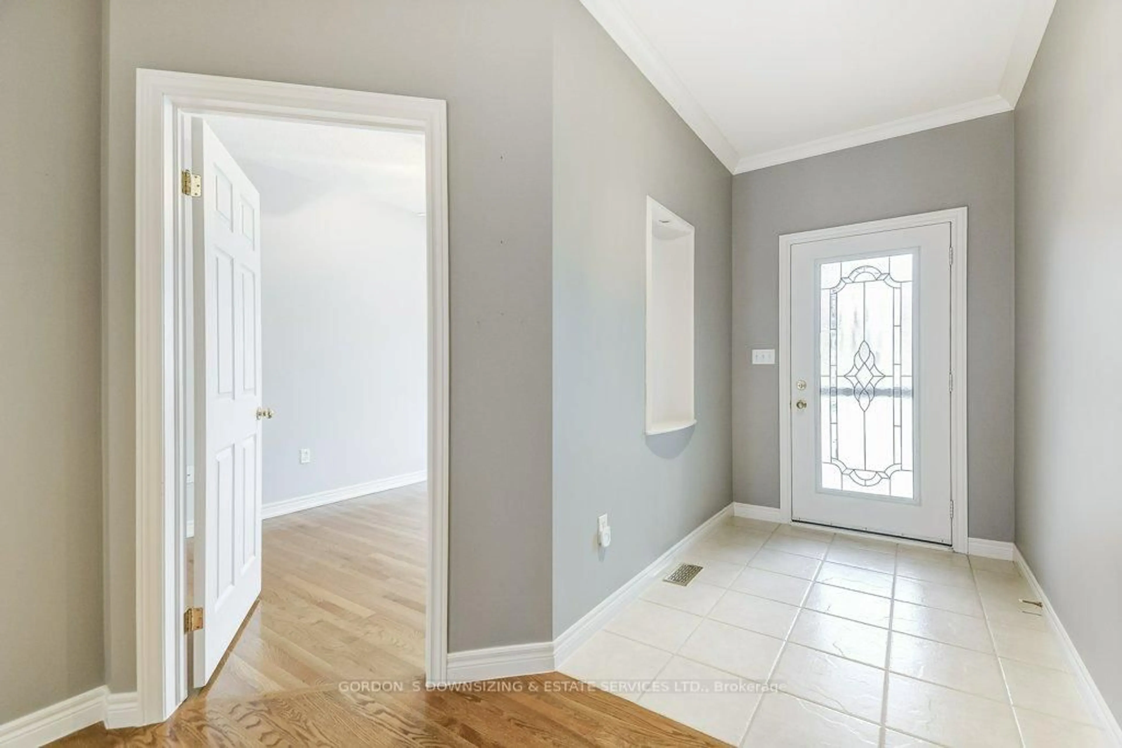Indoor entryway for 33 Critzia Dr, Hamilton Ontario L0R 1W0