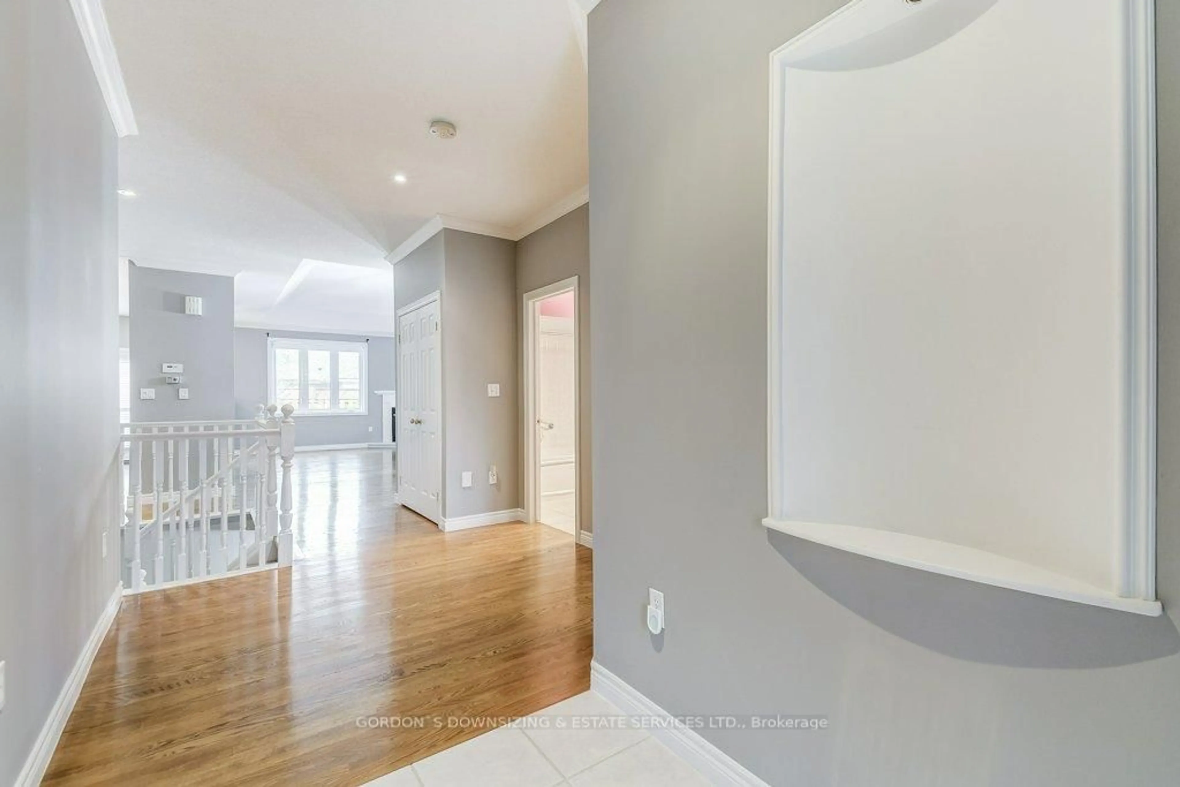 Indoor entryway for 33 Critzia Dr, Hamilton Ontario L0R 1W0