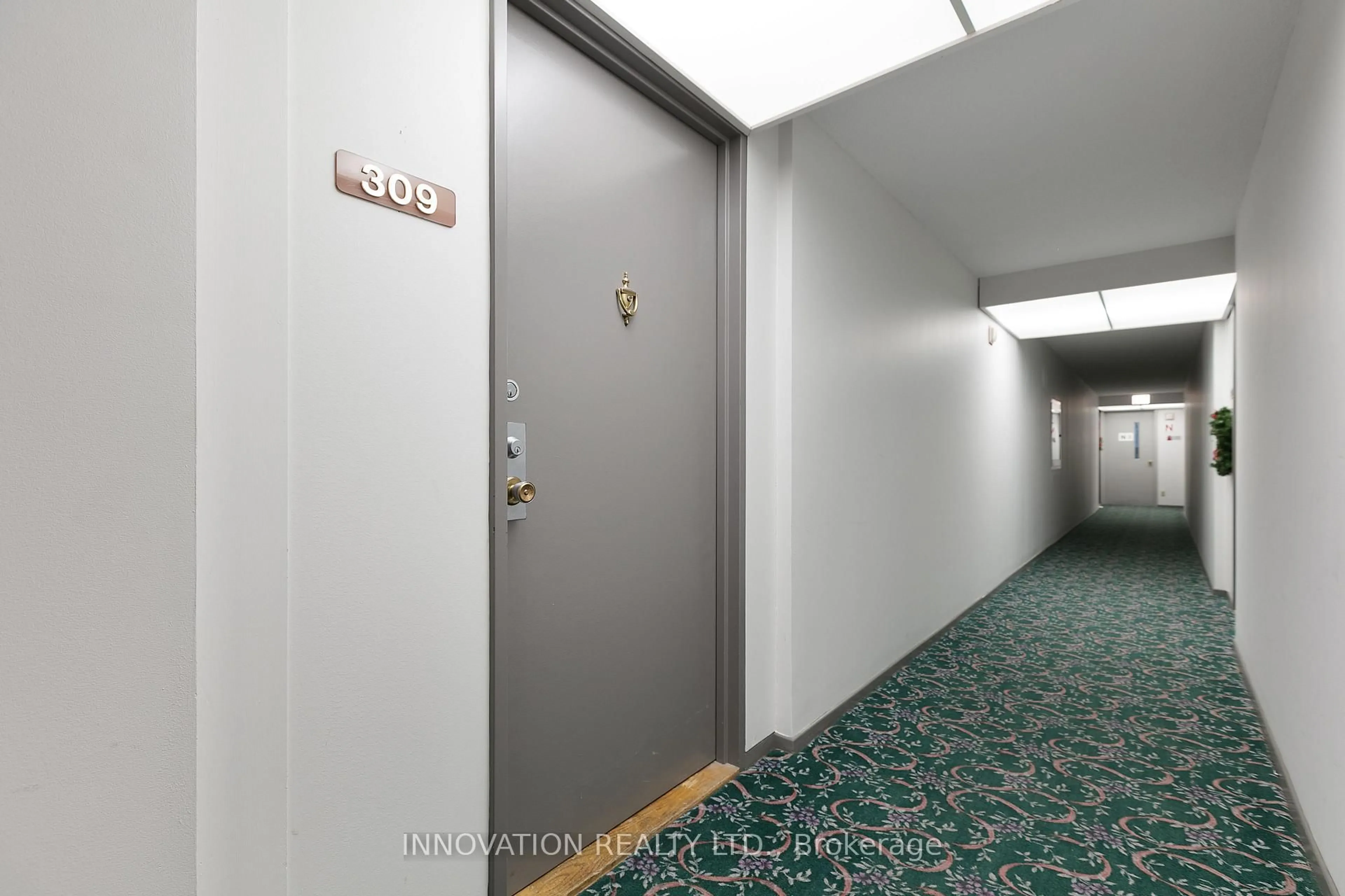 Indoor foyer for 1171 Ambleside Dr #309, Ottawa Ontario K2B 8E1