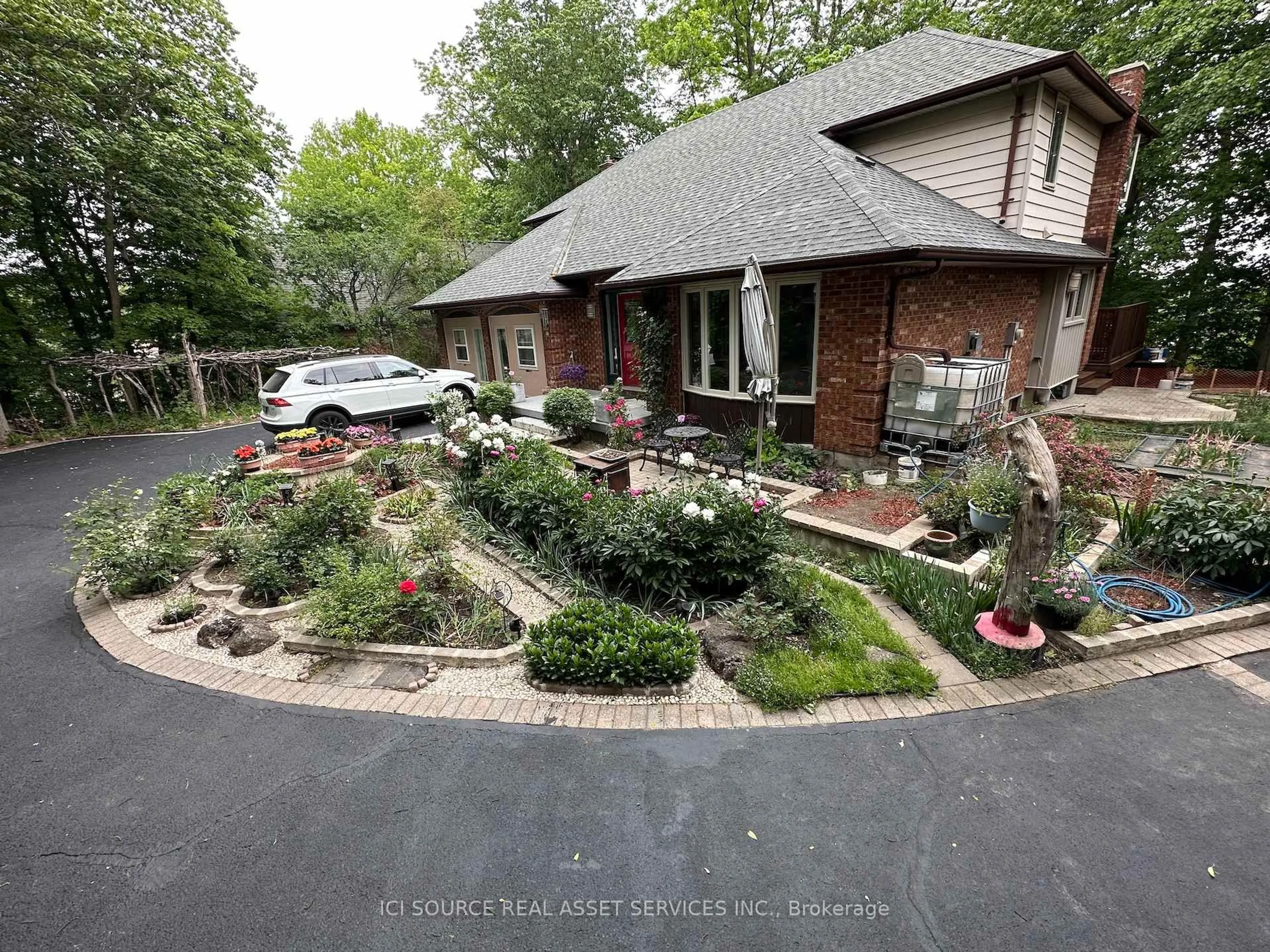 A pic from outside/outdoor area/front of a property/back of a property/a pic from drone, street for 350 Sarnia Rd, London North Ontario N6G 1N3