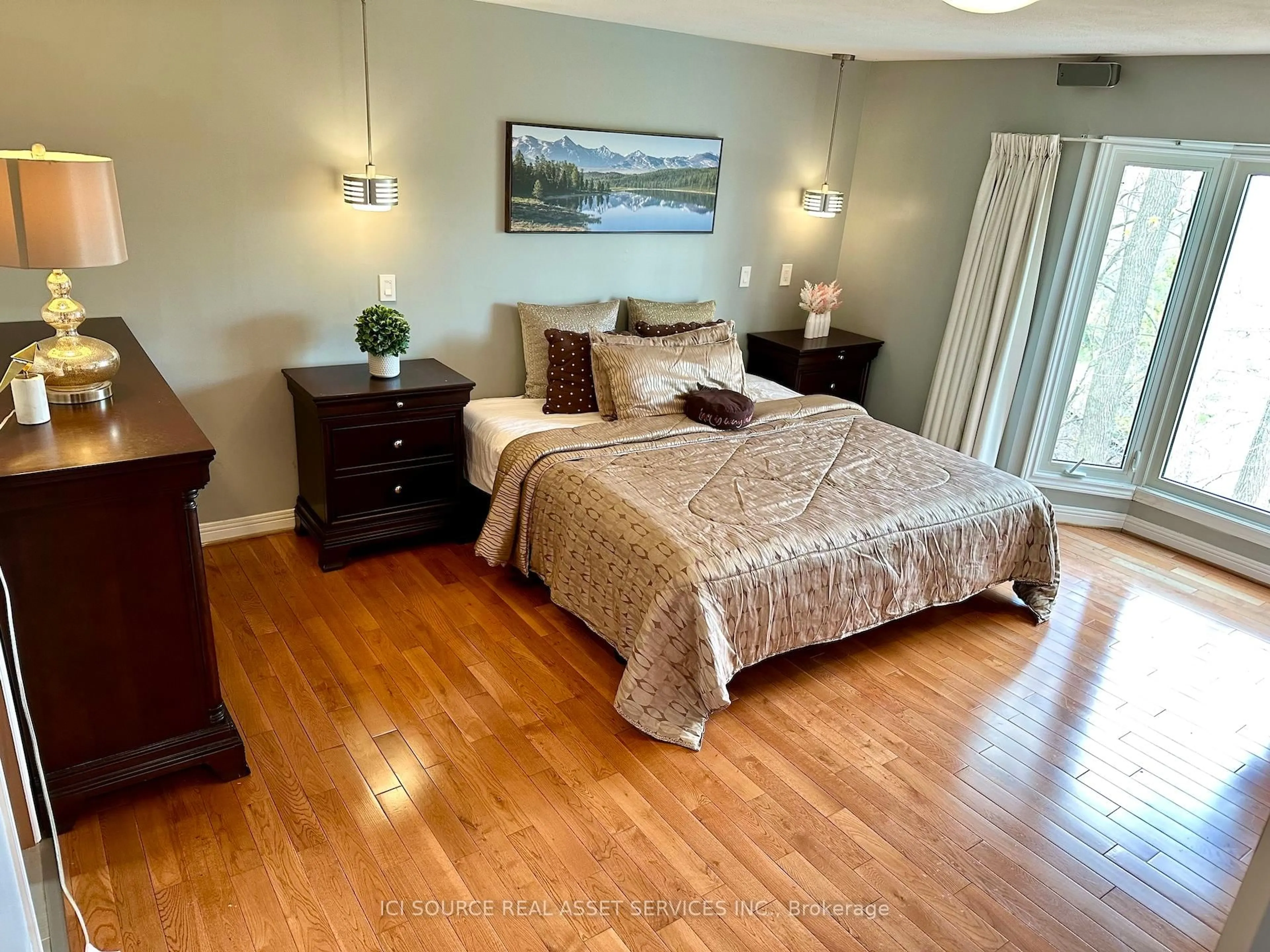 Bedroom with bed, wood/laminate floor for 350 Sarnia Rd, London North Ontario N6G 1N3