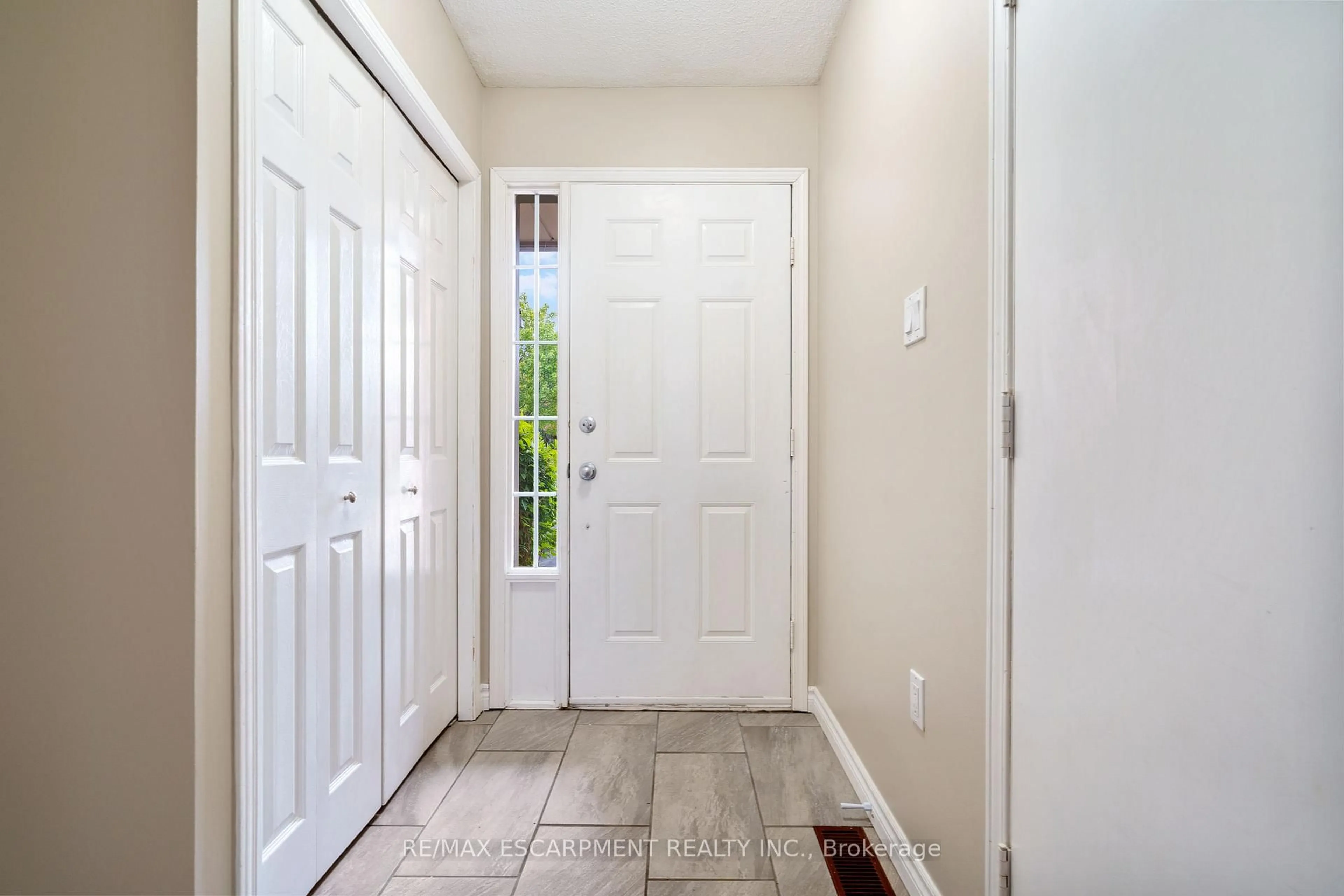 Indoor entryway for 85 Chelsea Cres #1809, Hamilton Ontario L8E 5R8