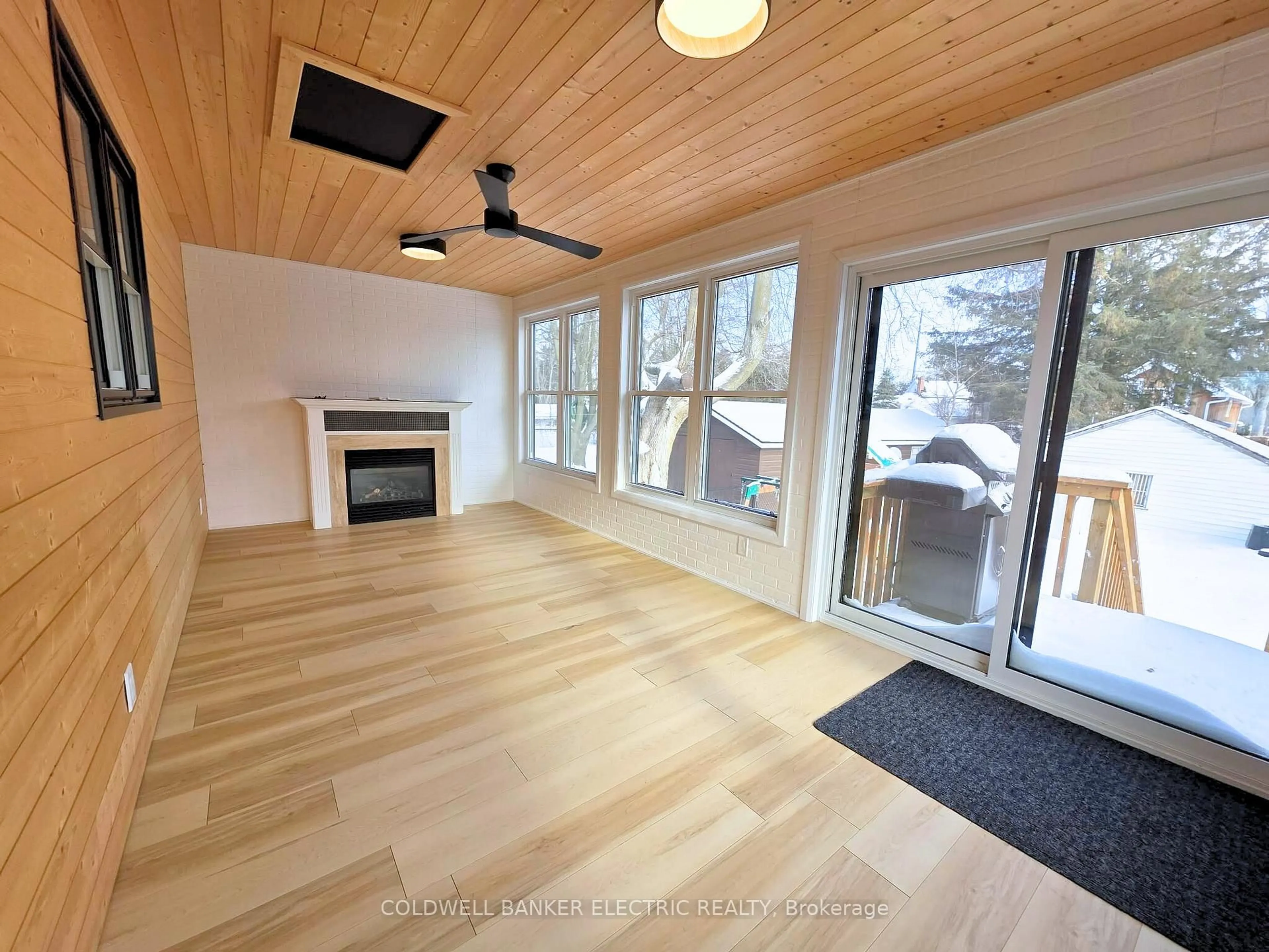 Unknown for 220 Rogers St, Peterborough Ontario K9H 1W3