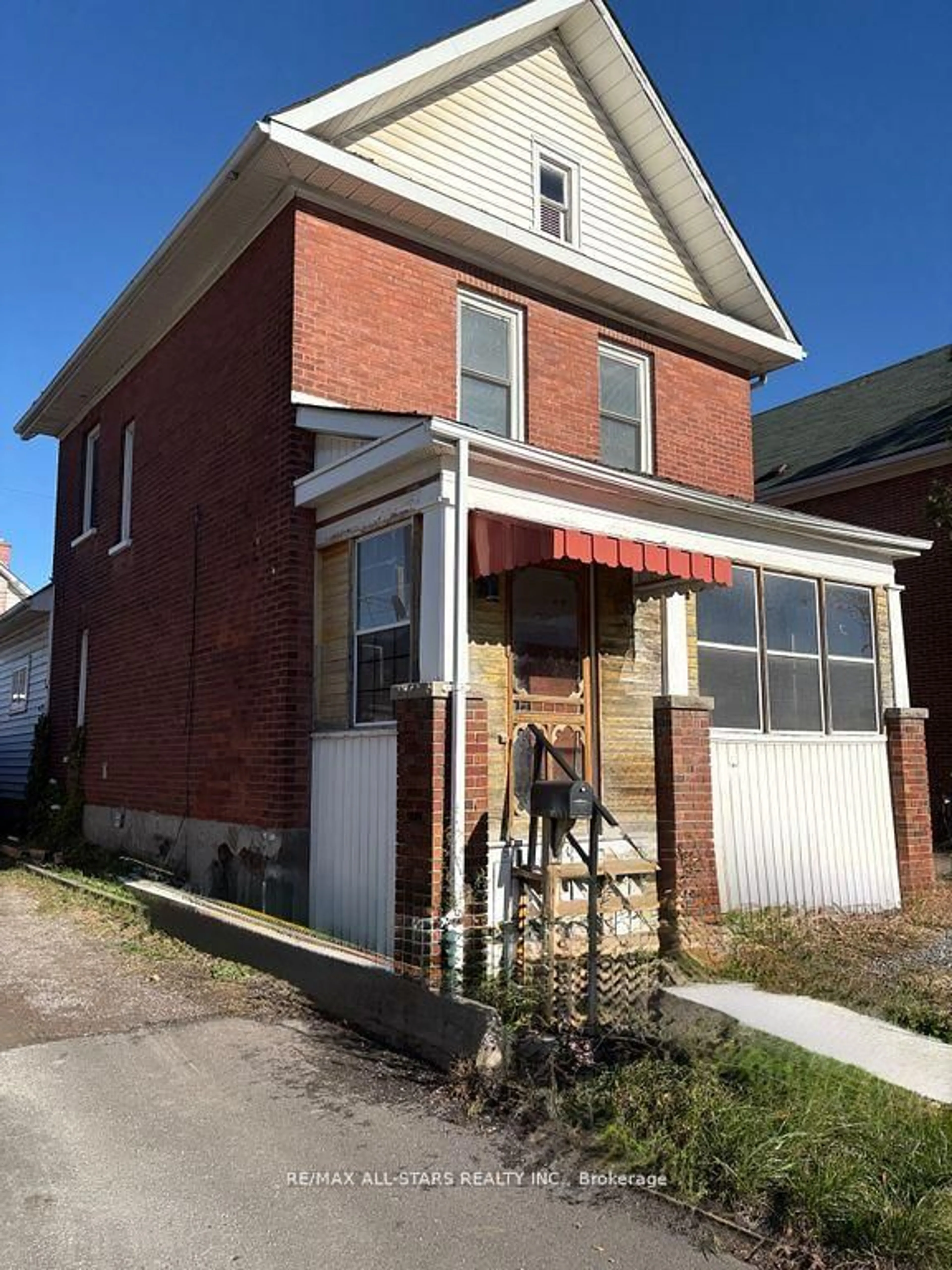 Home with brick exterior material, building for 280 Lansdowne St, Peterborough Ontario K9J 1Y8