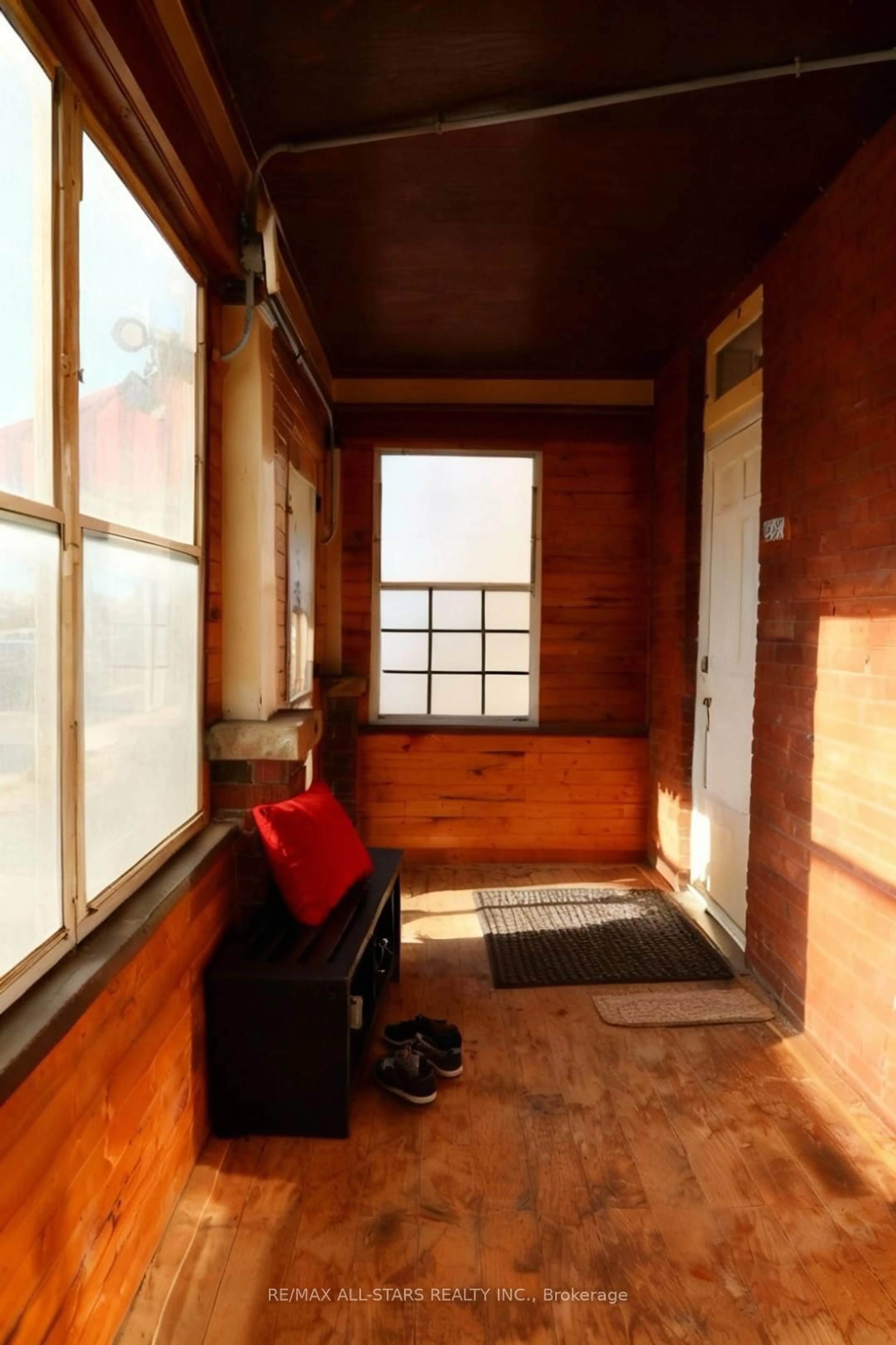 Indoor entryway for 280 Lansdowne St, Peterborough Ontario K9J 1Y8