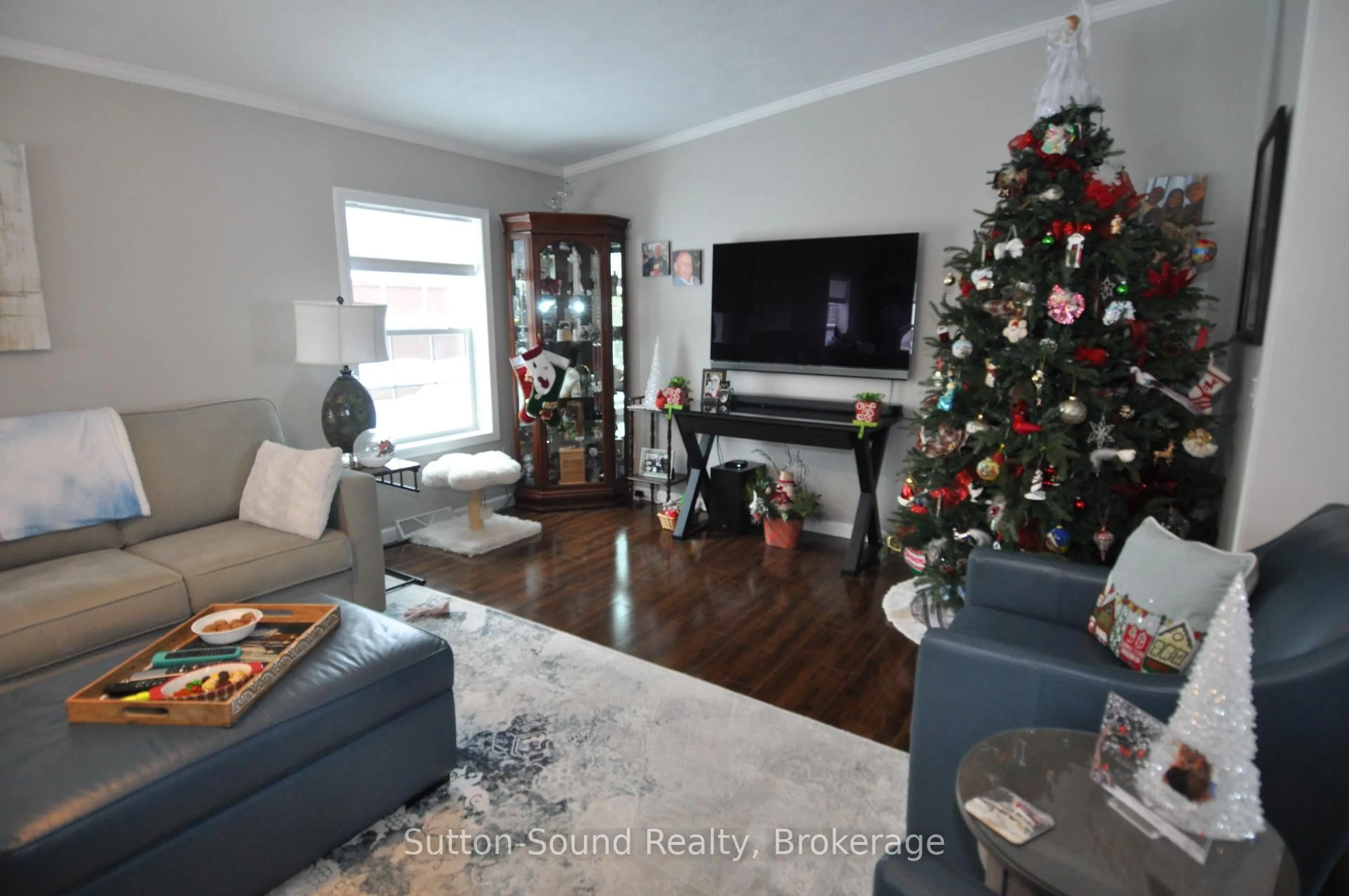 Living room with furniture, wood/laminate floor for 144 Rosewood Dr, Georgian Bluffs Ontario N4K 5N5
