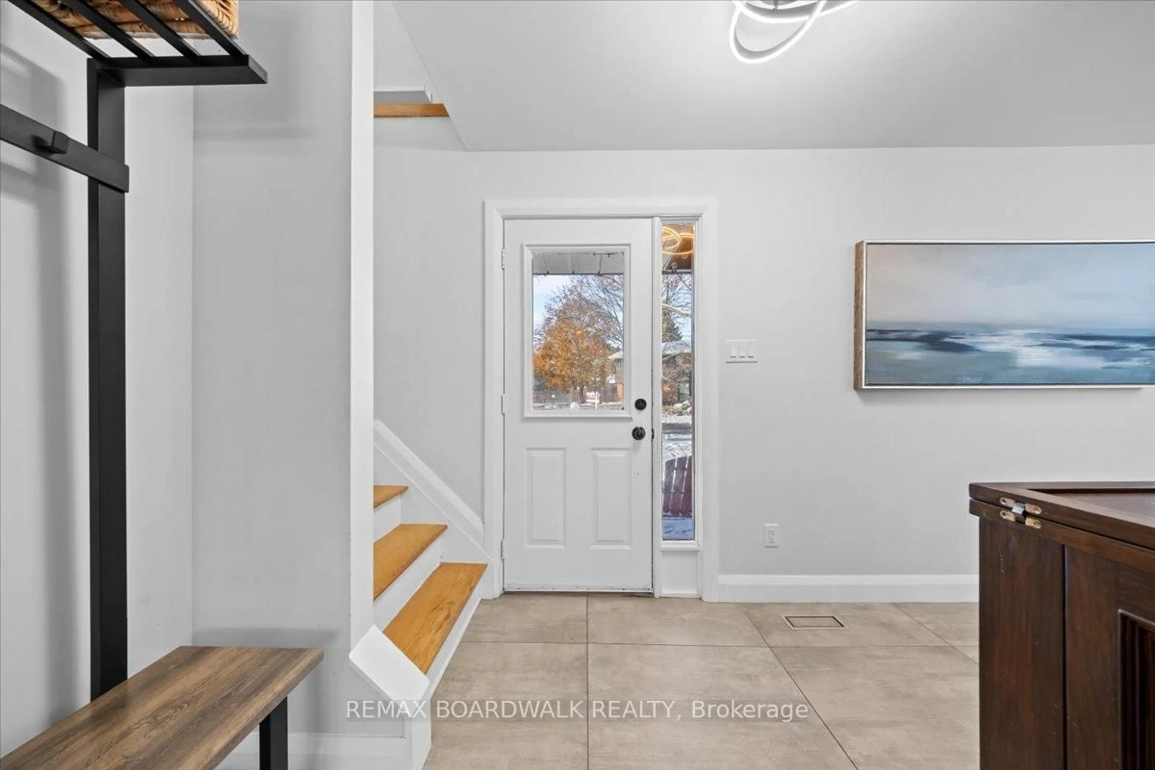 Indoor entryway for 7 Gagnon Crt, Ottawa Ontario K2K 1A7