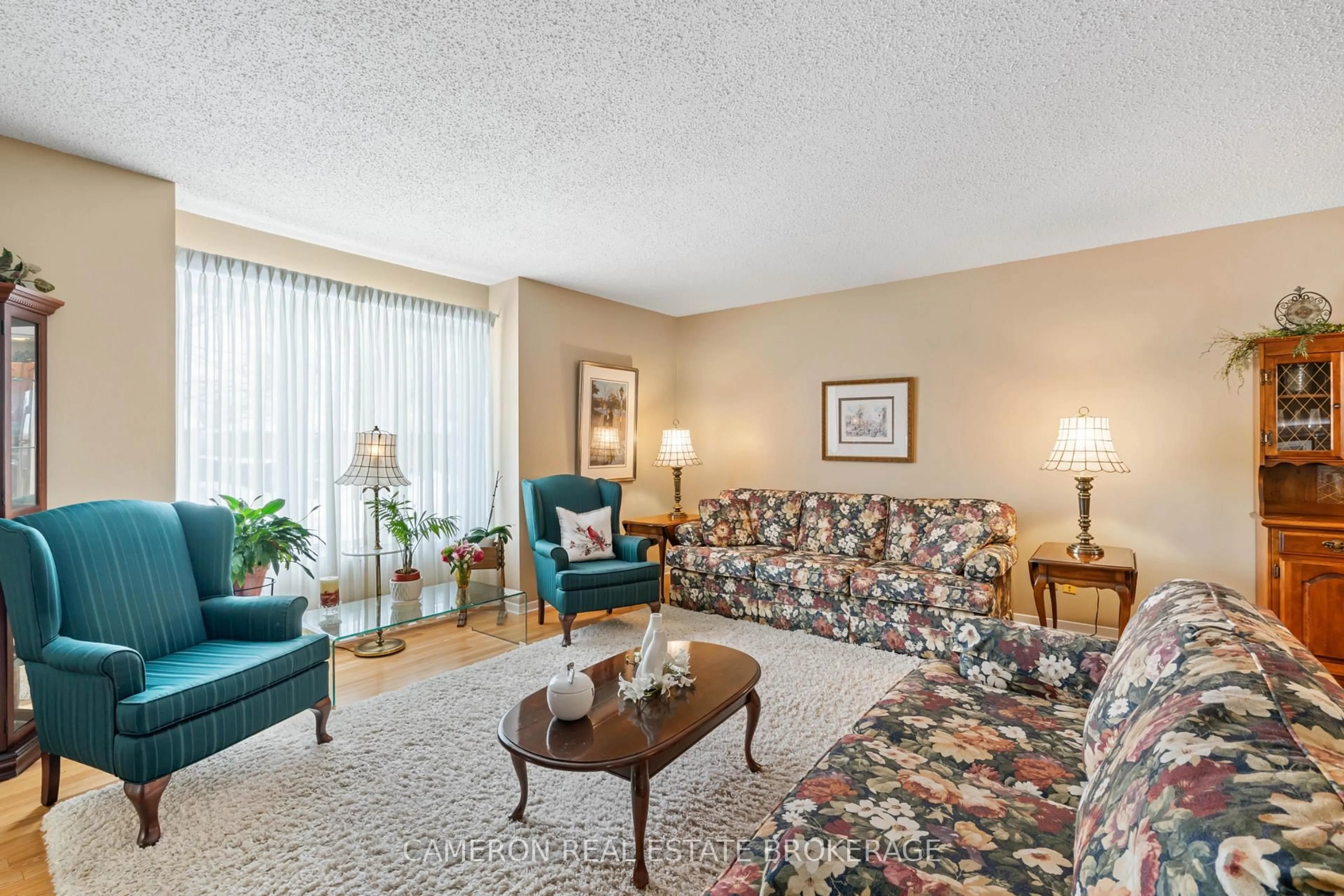 Living room with furniture, carpet floor for 364 Angela Cres, Cornwall Ontario K6H 6Z8