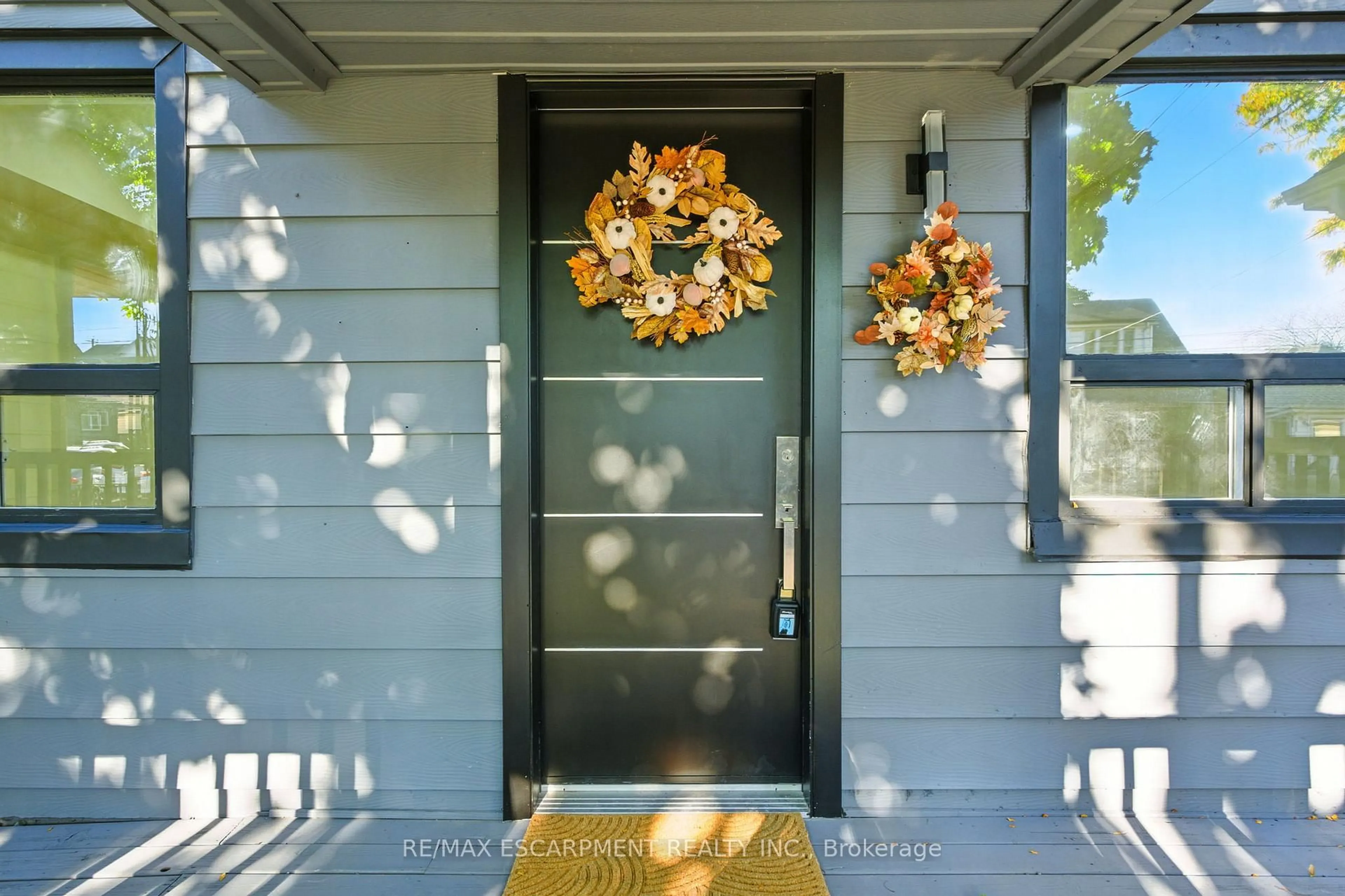 Indoor entryway for 9 Alice St, Hamilton Ontario L8H 4R5