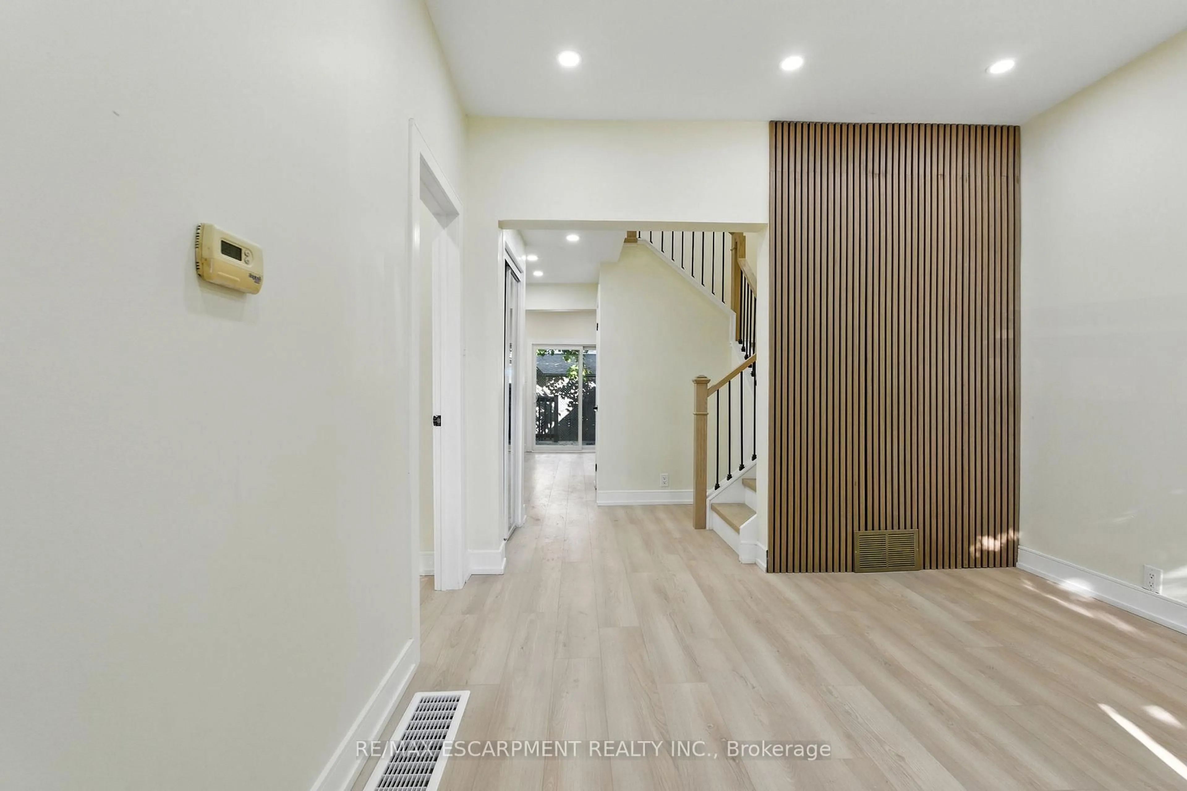 Indoor entryway for 9 Alice St, Hamilton Ontario L8H 4R5