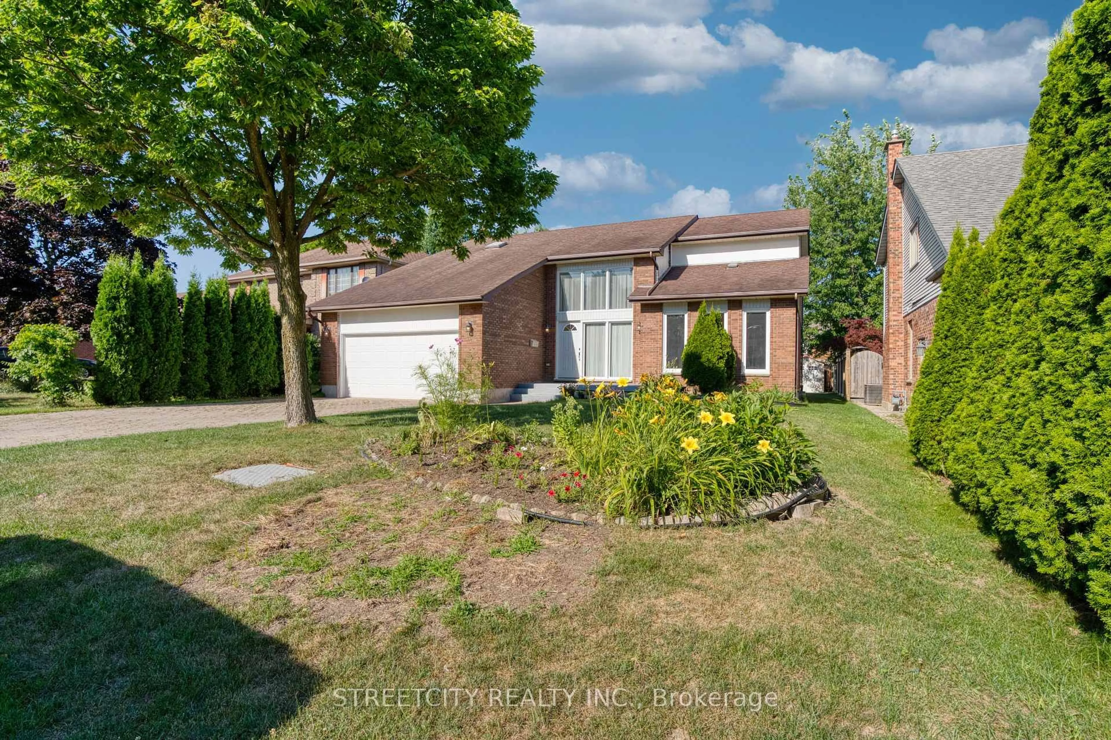 A pic from outside/outdoor area/front of a property/back of a property/a pic from drone, street for 26 GRASMERE Cres, London North Ontario N6G 4P2
