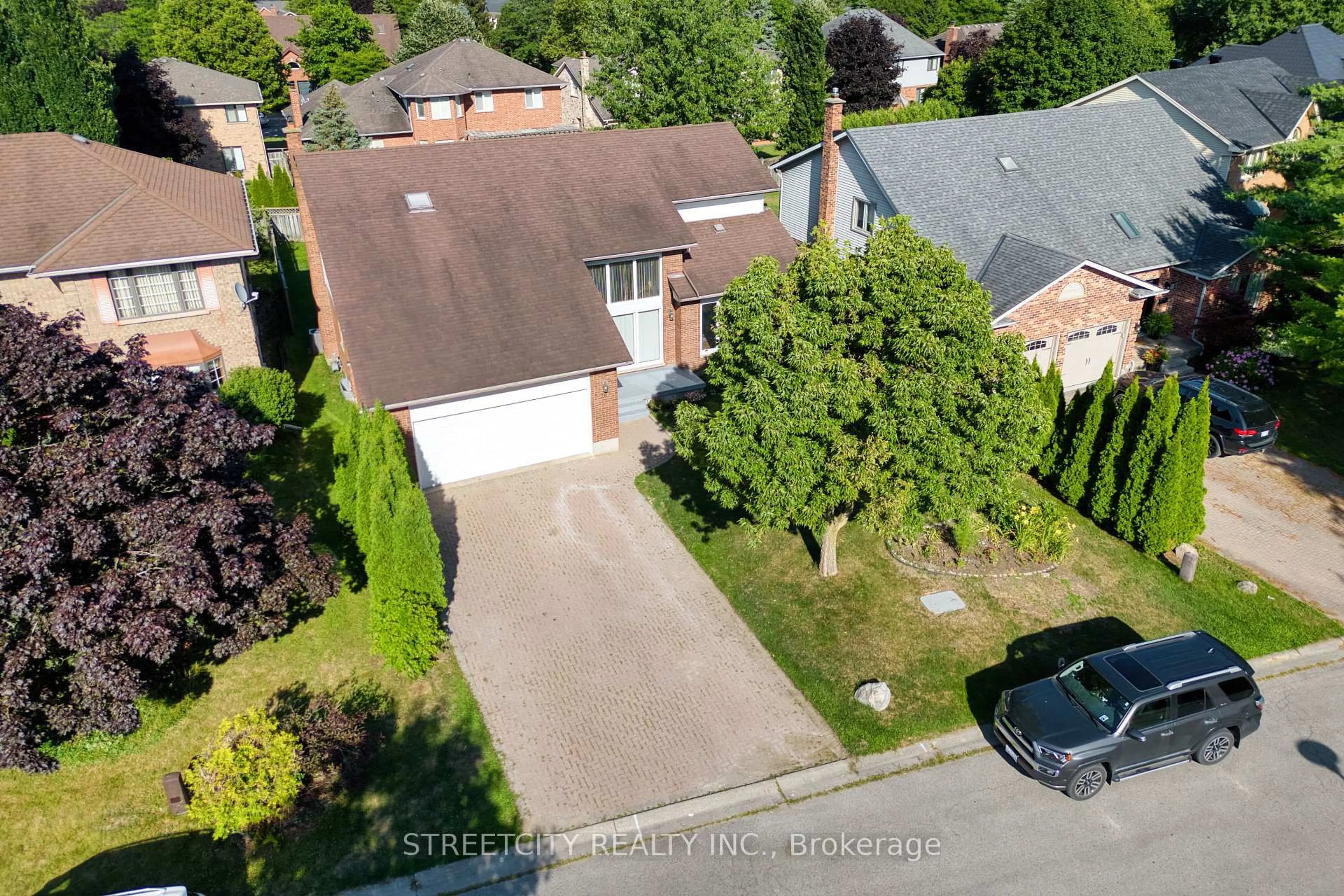 A pic from outside/outdoor area/front of a property/back of a property/a pic from drone, street for 26 GRASMERE Cres, London North Ontario N6G 4P2