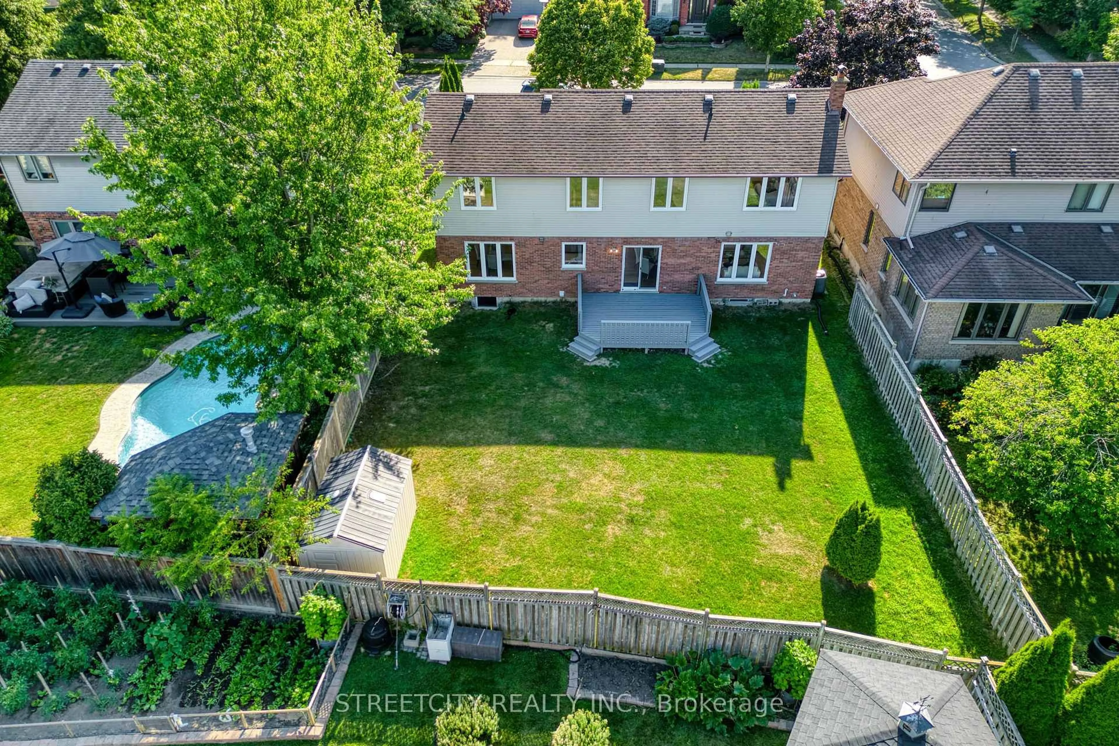 A pic from outside/outdoor area/front of a property/back of a property/a pic from drone, street for 26 GRASMERE Cres, London North Ontario N6G 4P2