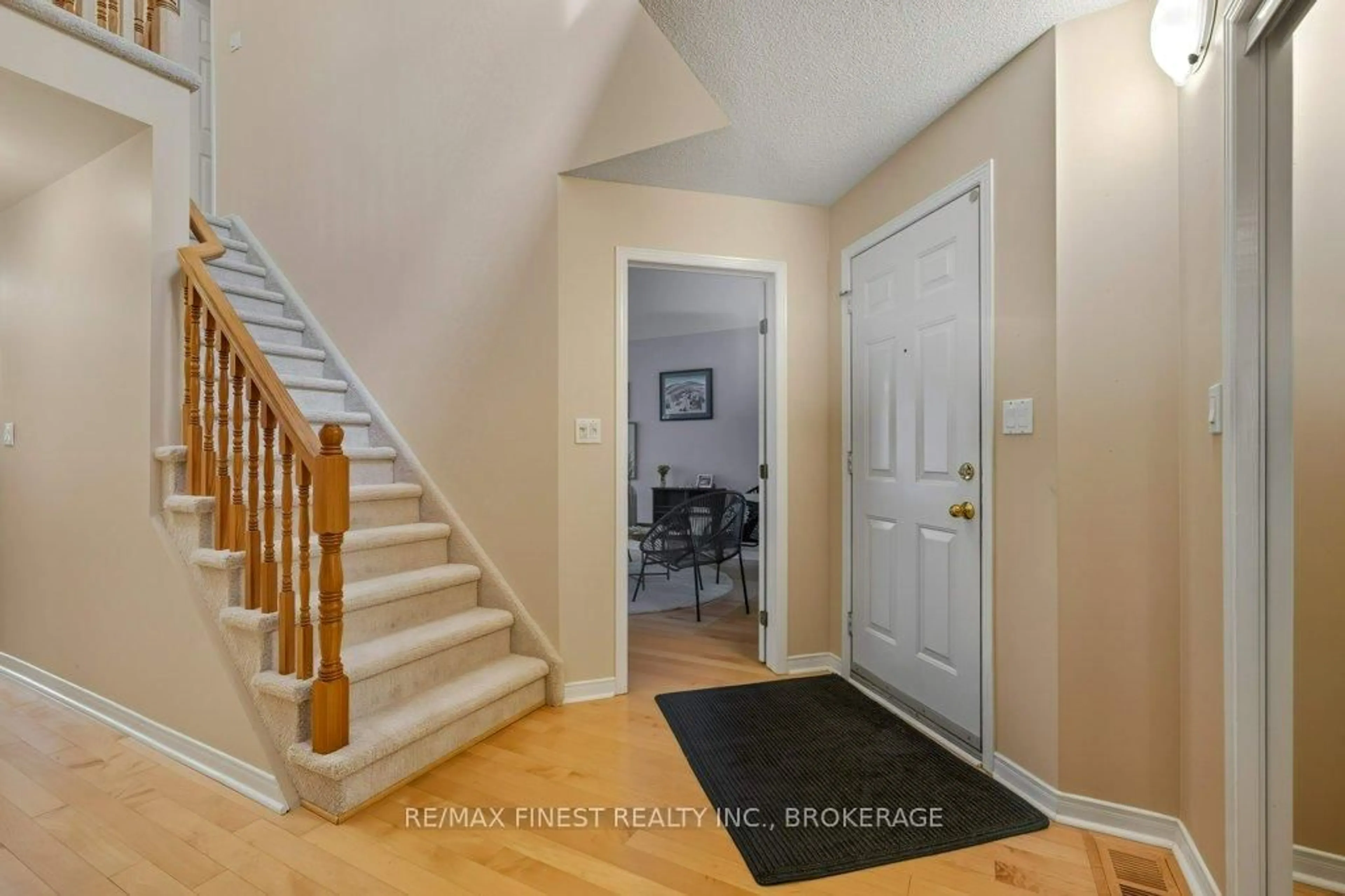Indoor entryway for 1104 Acadia Dr, Kingston Ontario K7M 8V7