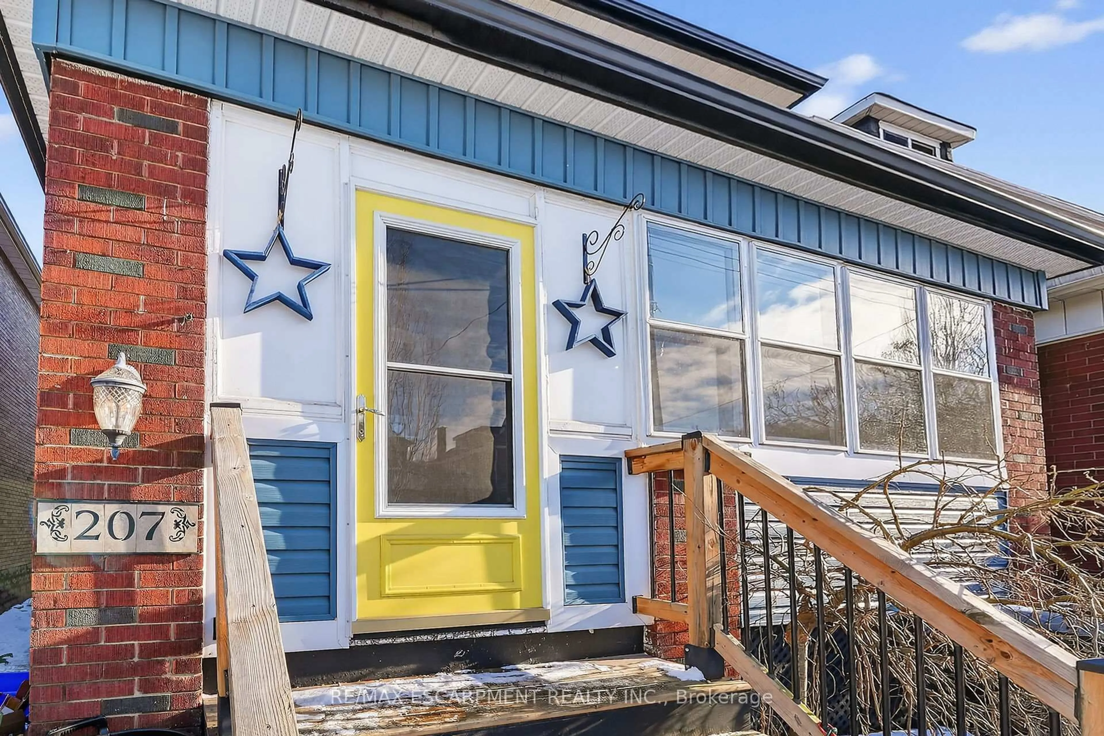 Home with vinyl exterior material, street for 207 EDGEMONT St, Hamilton Ontario L8K 2J1