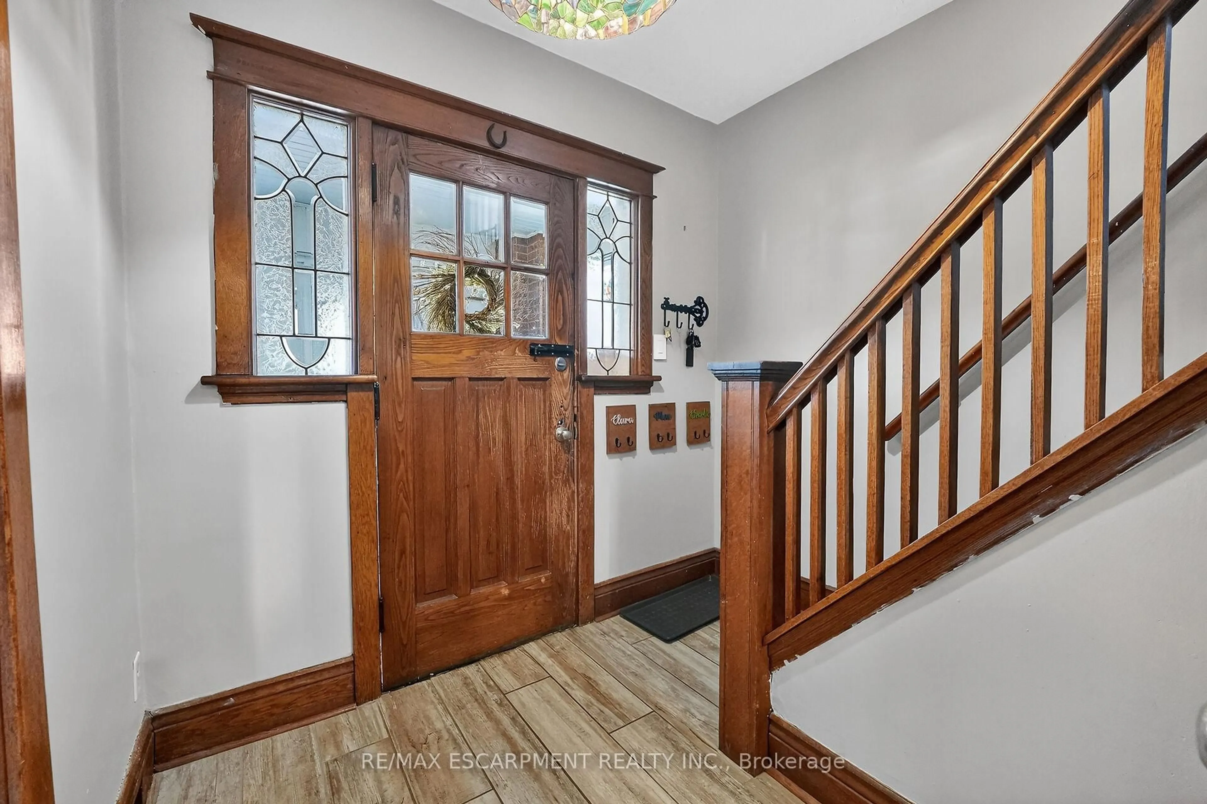 Indoor entryway for 207 EDGEMONT St, Hamilton Ontario L8K 2J1