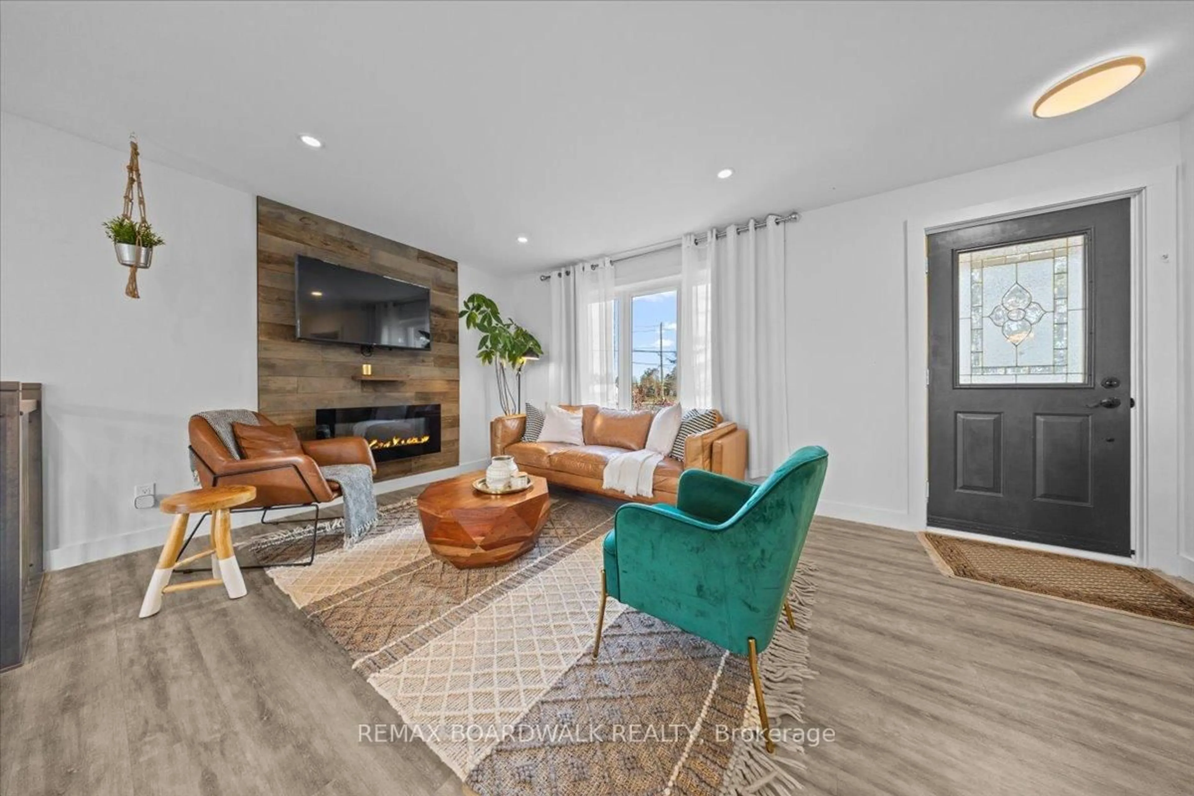 Living room with furniture, unknown for 2462 Dunning Rd, Sarsfield Ontario K0A 3E0