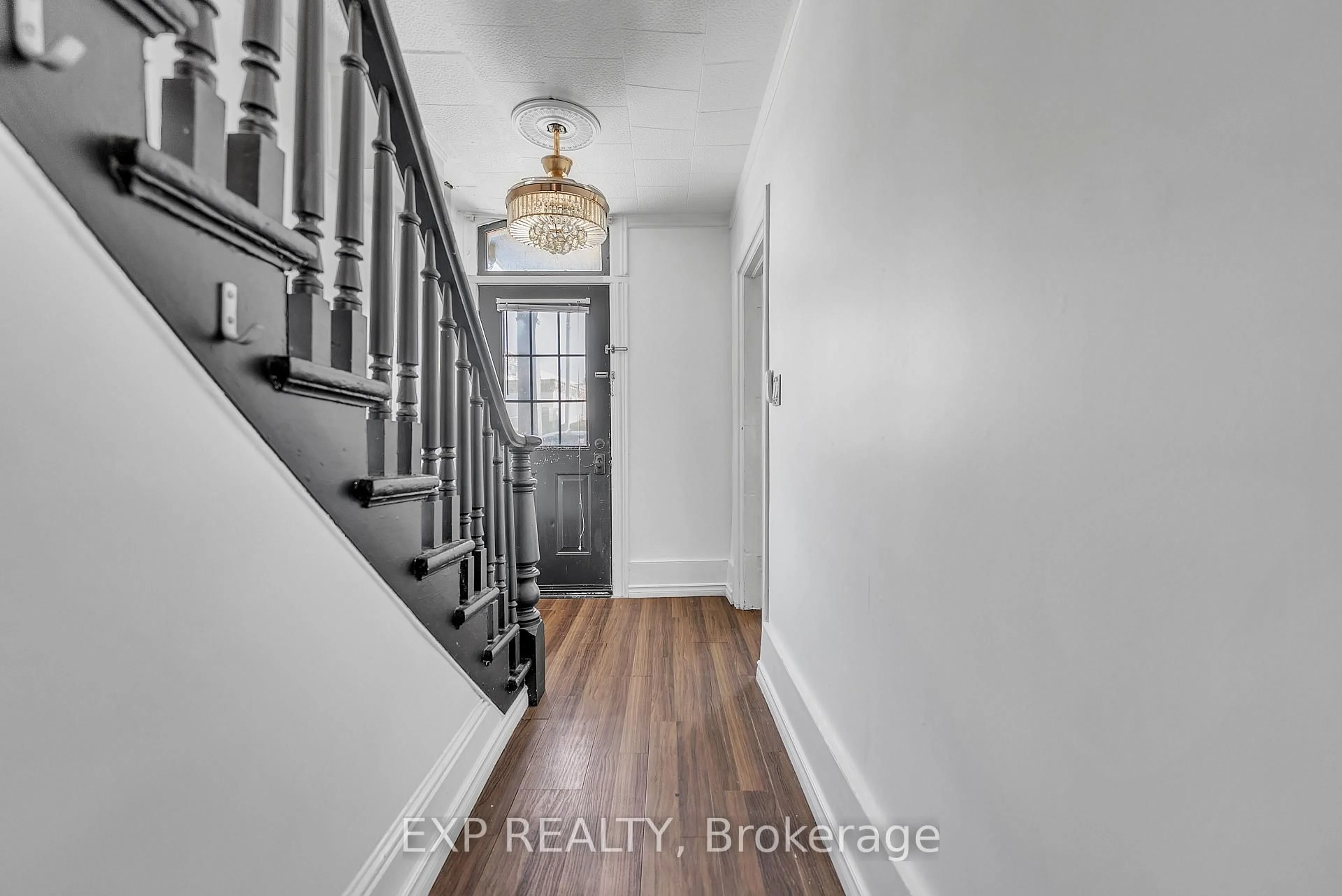 Indoor entryway for 130 John St, Belleville Ontario K8N 5J8