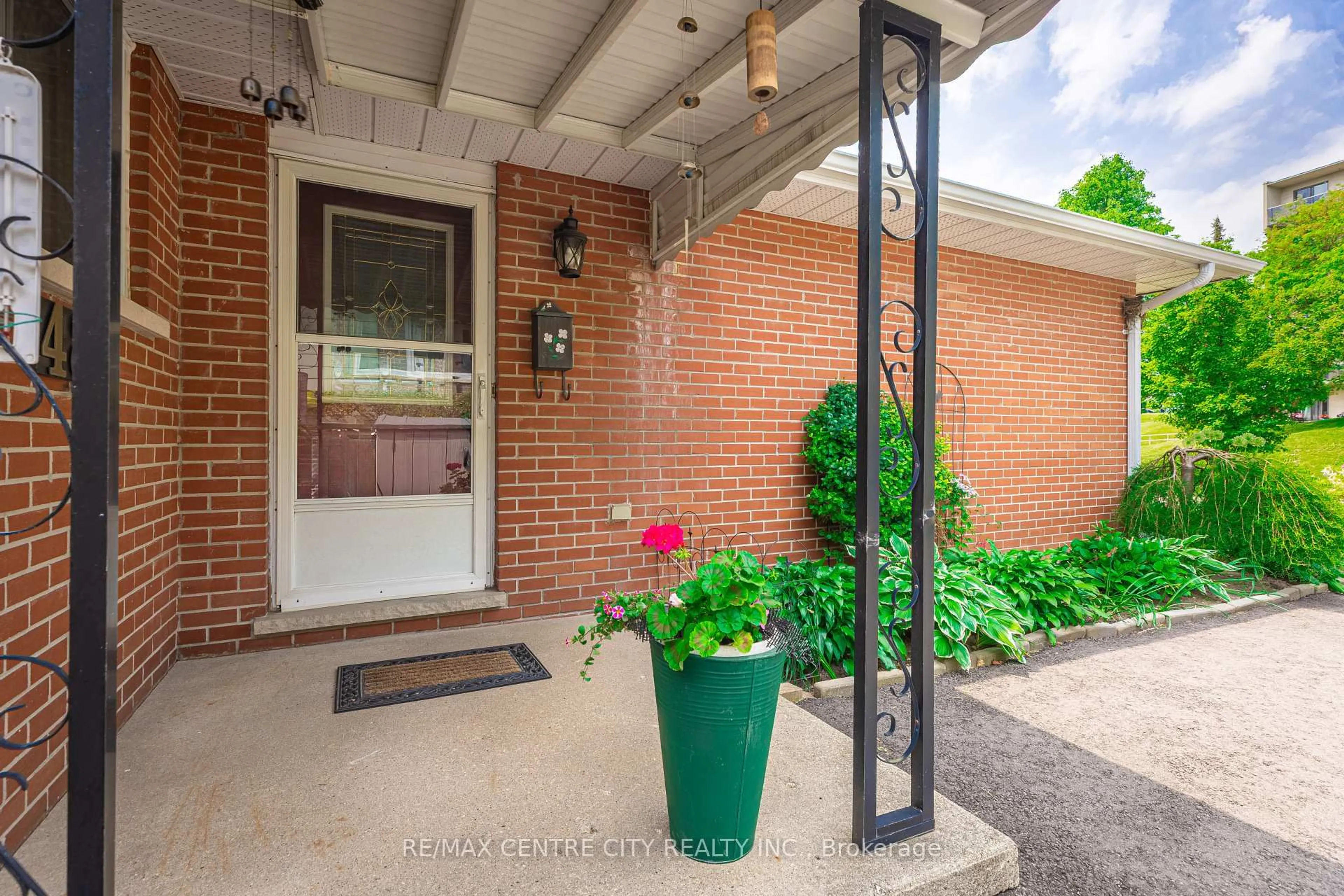 Indoor entryway for 482 Castlegrove Blvd, London North Ontario N6G 1K8