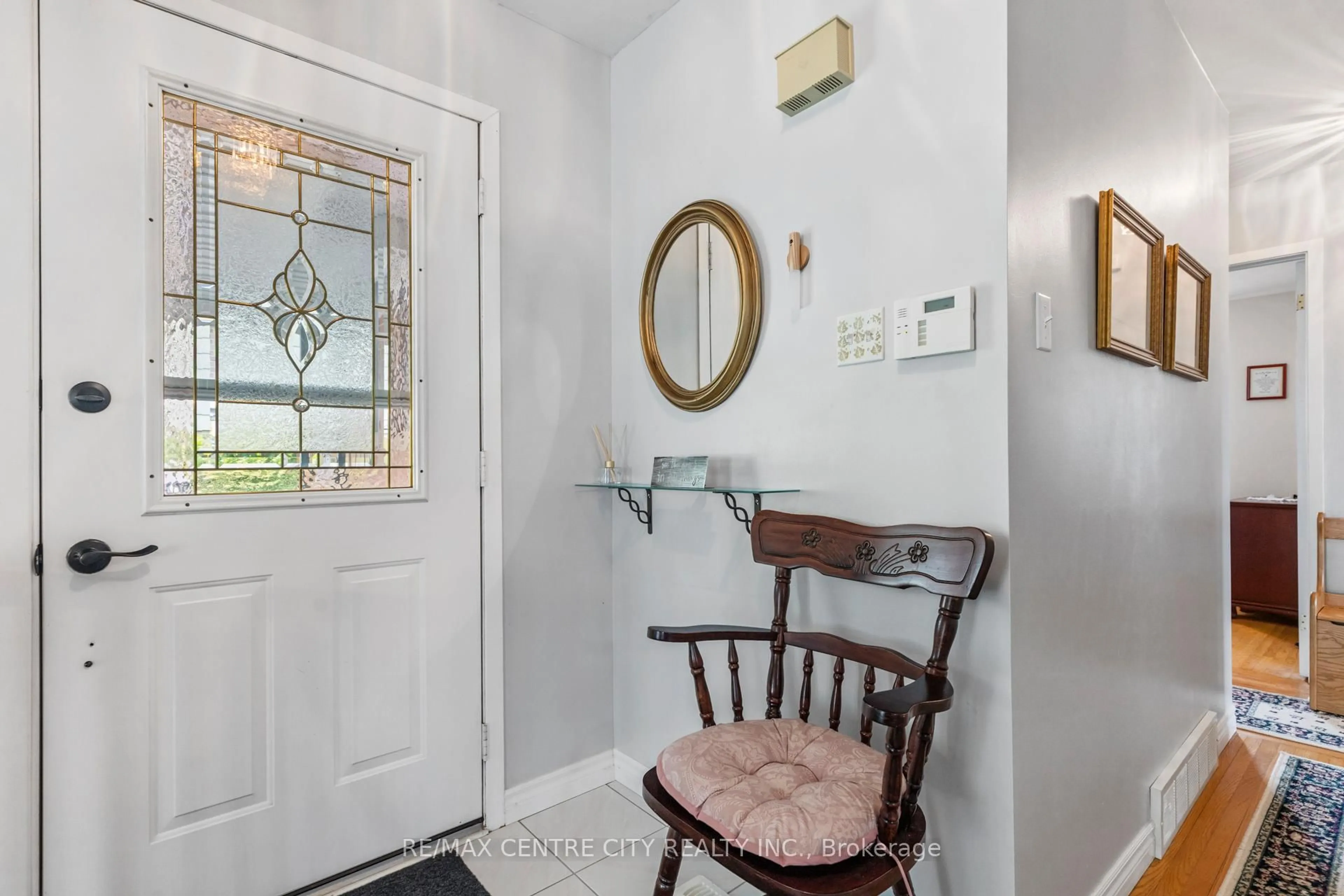 Indoor entryway for 482 Castlegrove Blvd, London North Ontario N6G 1K8