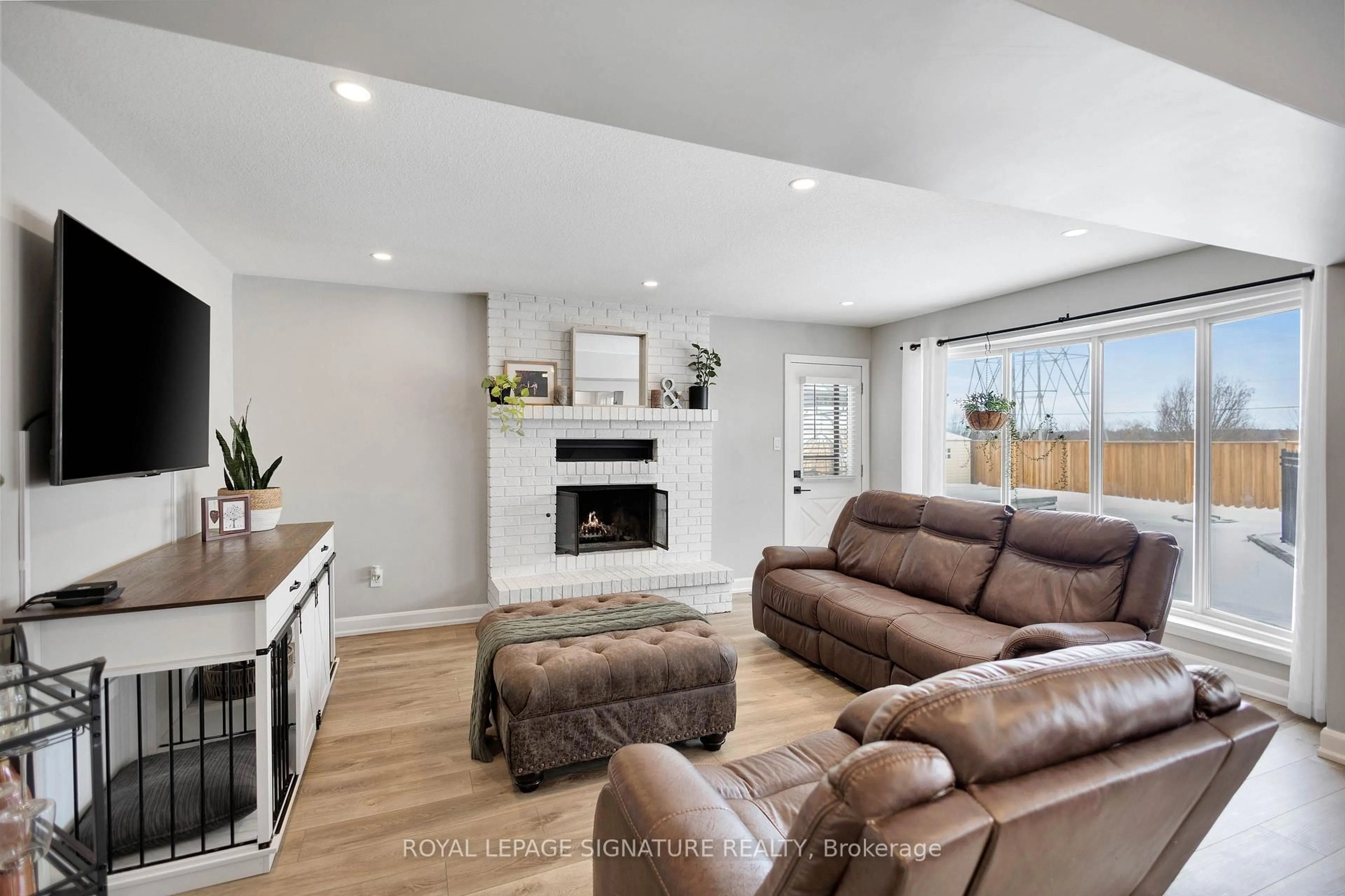 Living room with furniture, unknown for 31 Pioneer Pl, Brantford Ontario N3R 7G7