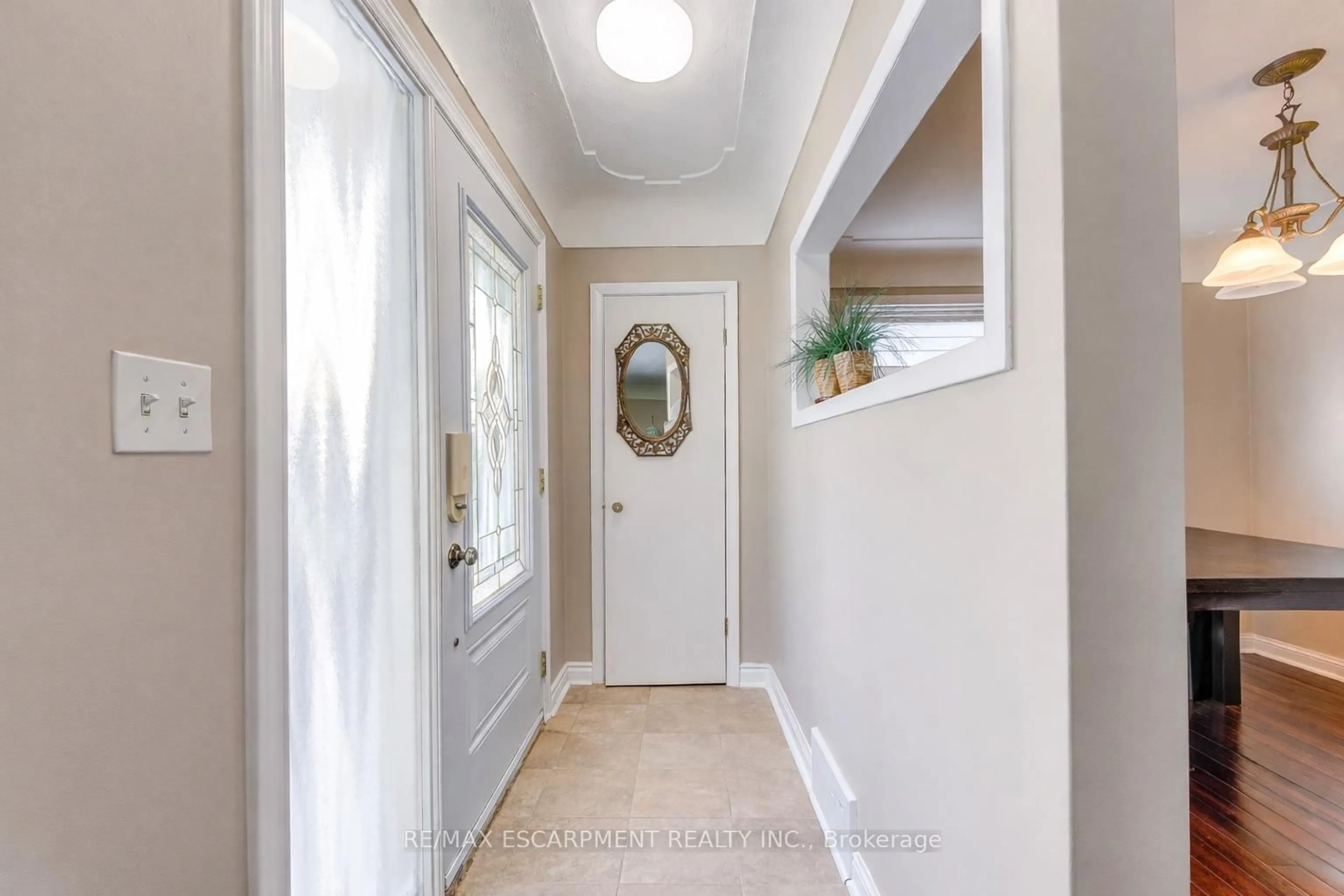 Indoor entryway for 80 Lower Horning Rd, Hamilton Ontario L8S 3G3