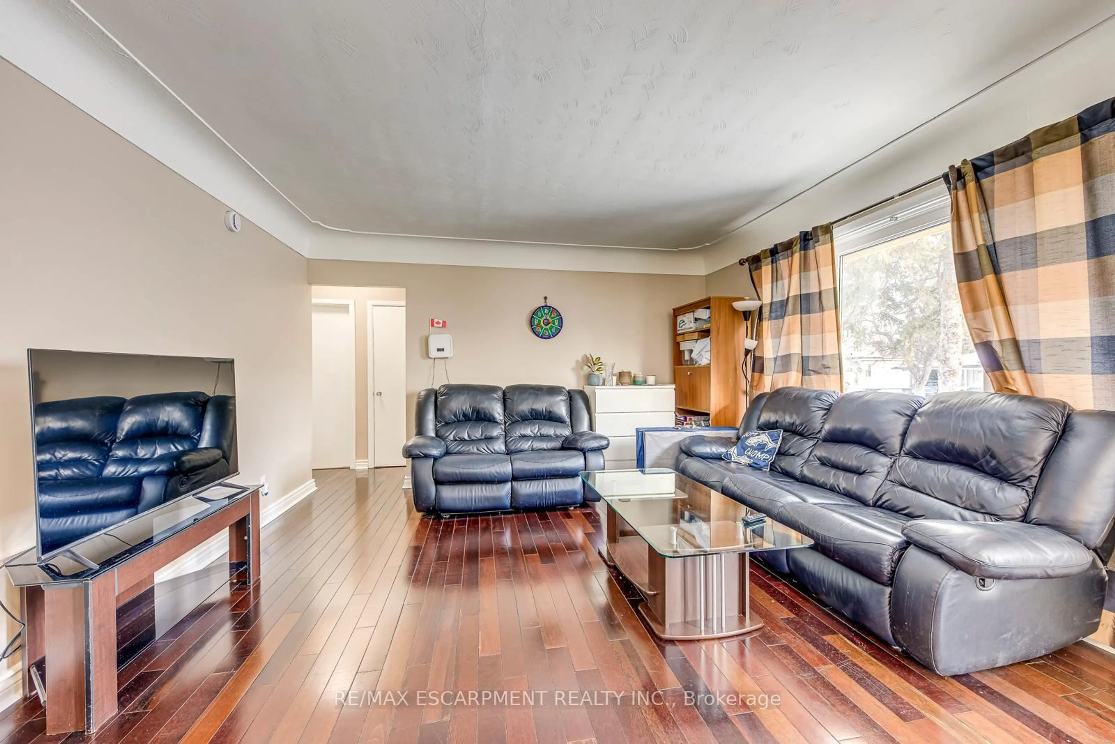 Living room with furniture, unknown for 80 Lower Horning Rd, Hamilton Ontario L8S 3G3