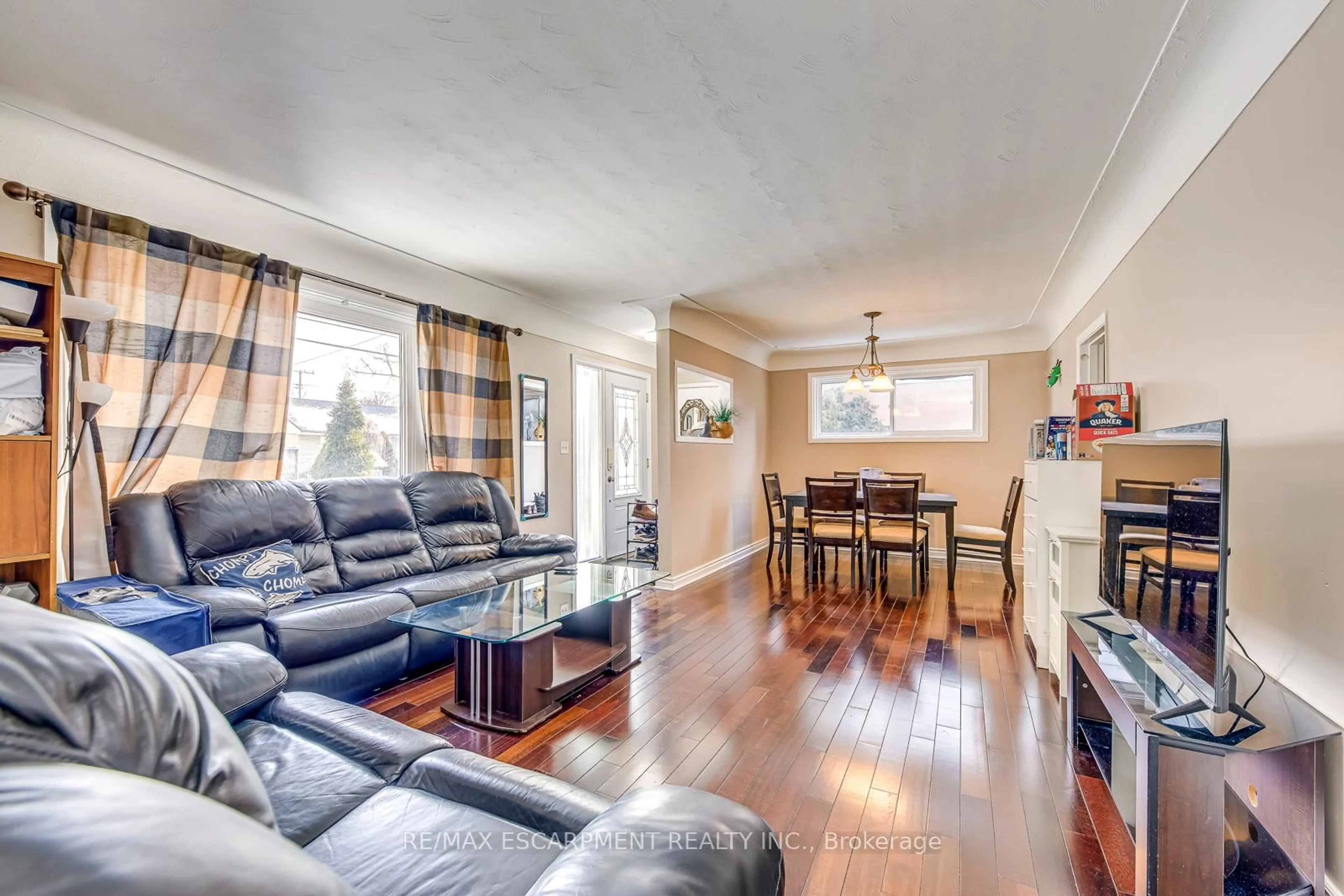 Living room with furniture, wood/laminate floor for 80 Lower Horning Rd, Hamilton Ontario L8S 3G3