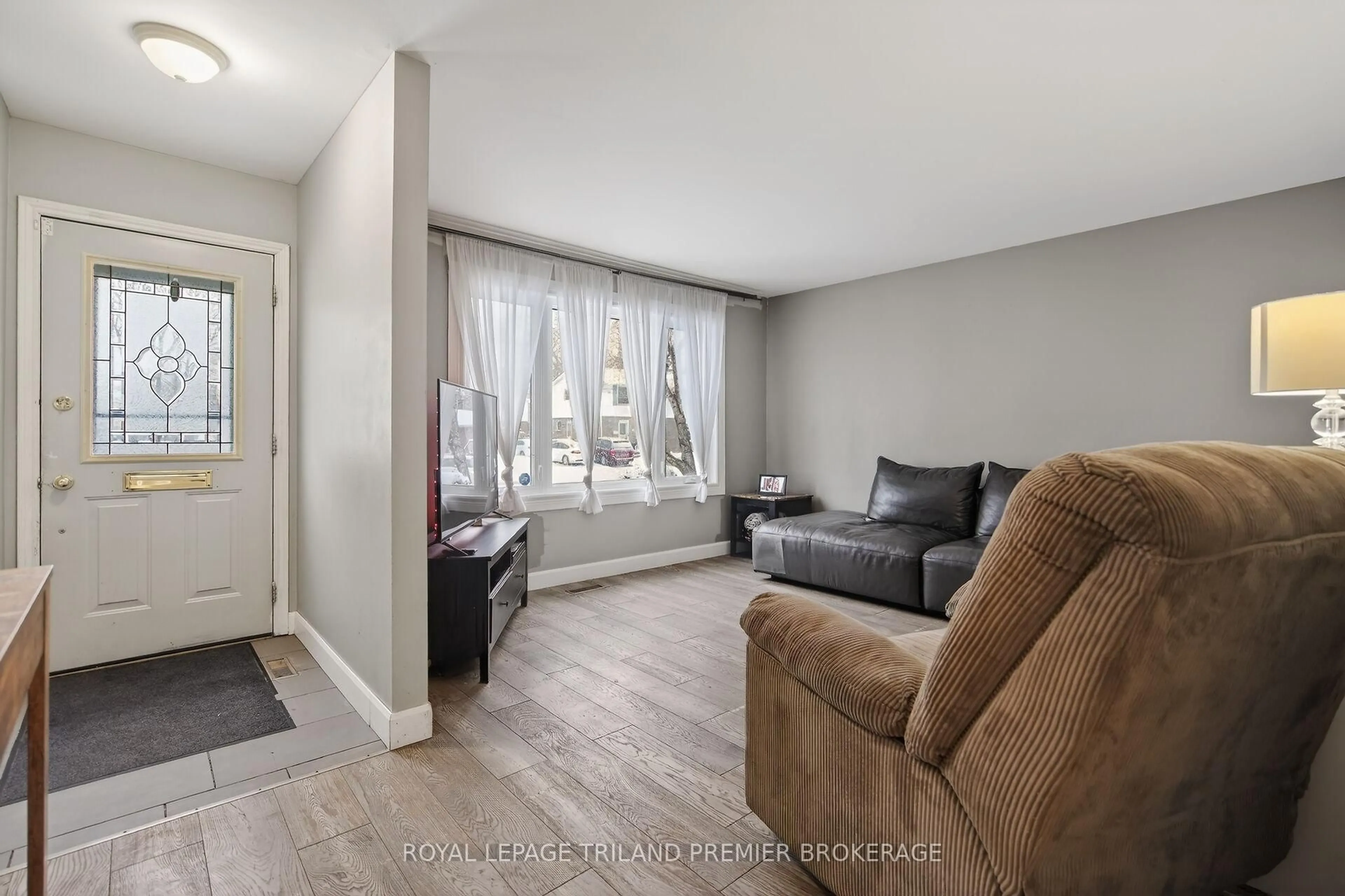 Living room with furniture, unknown for 816 Dundalk Dr, London South Ontario N6C 3V2