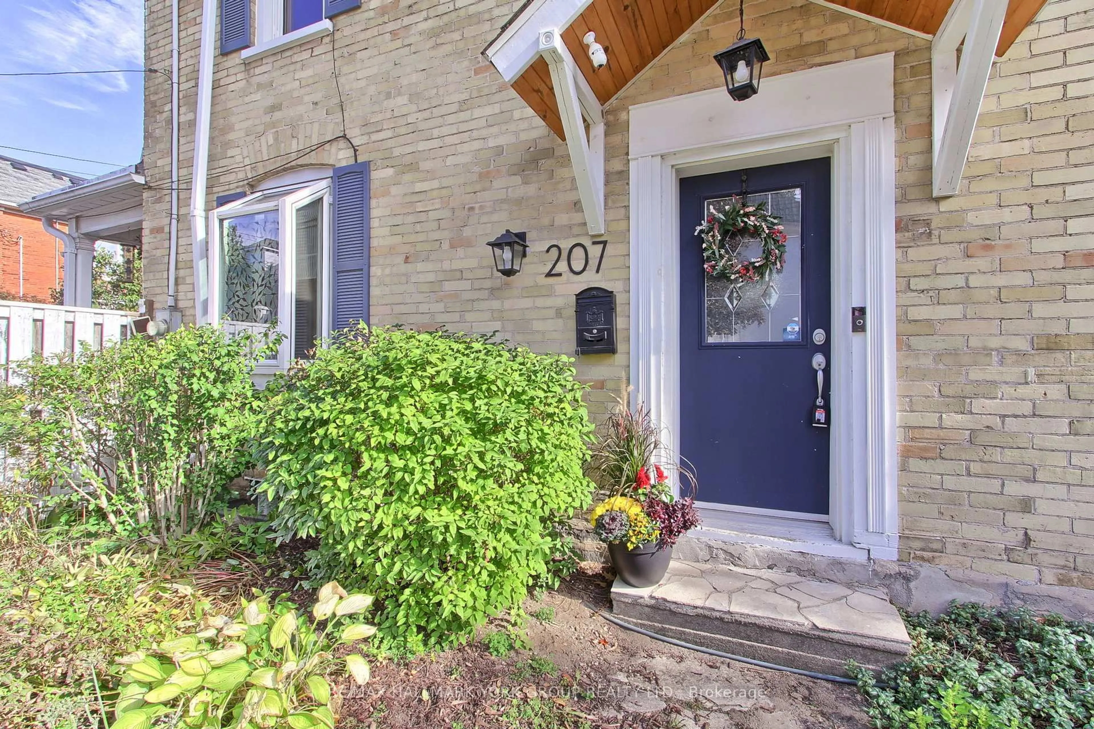 Indoor entryway for 207 Waterloo St, Cambridge Ontario N3H 1N1