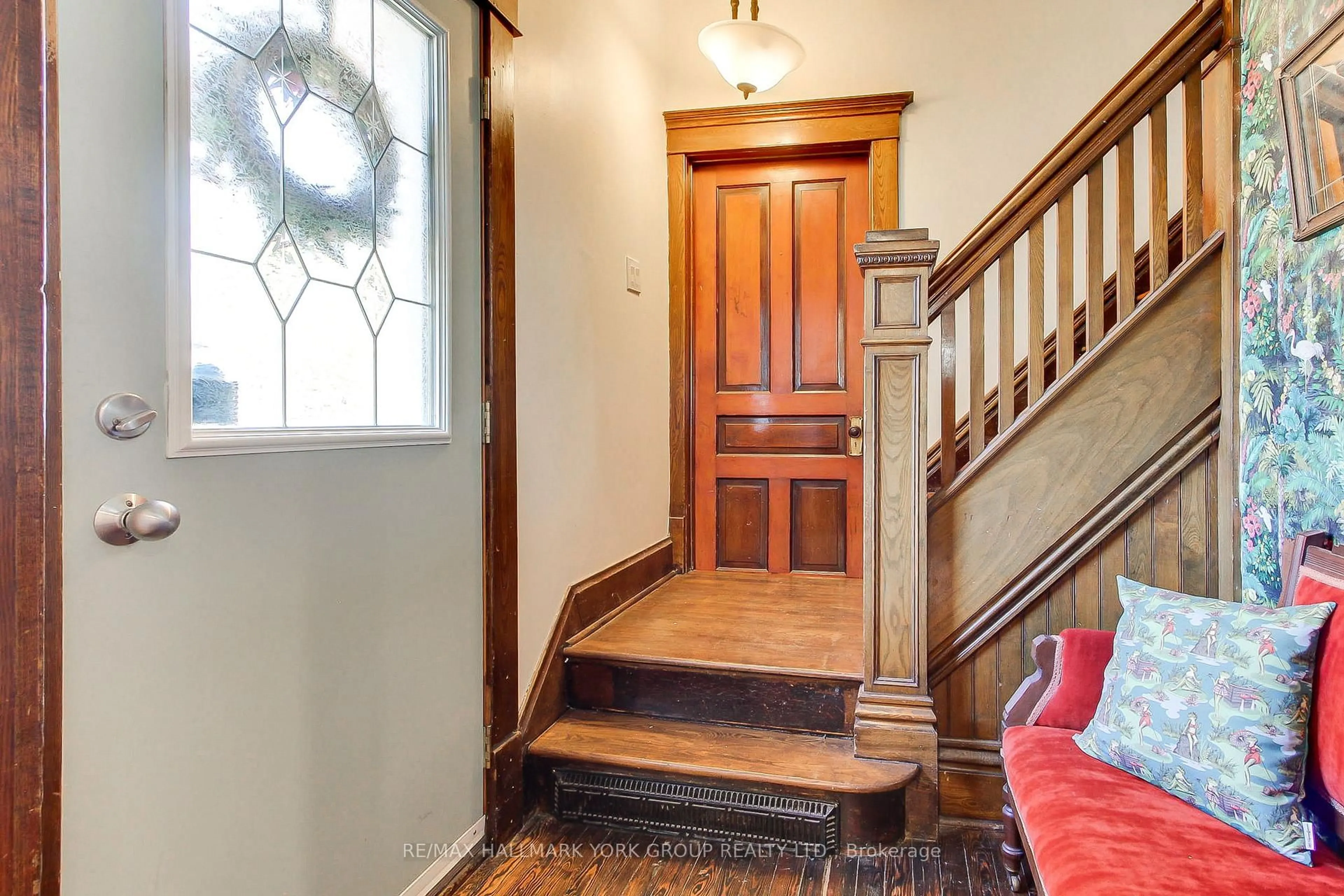 Indoor foyer for 207 Waterloo St, Cambridge Ontario N3H 1N1