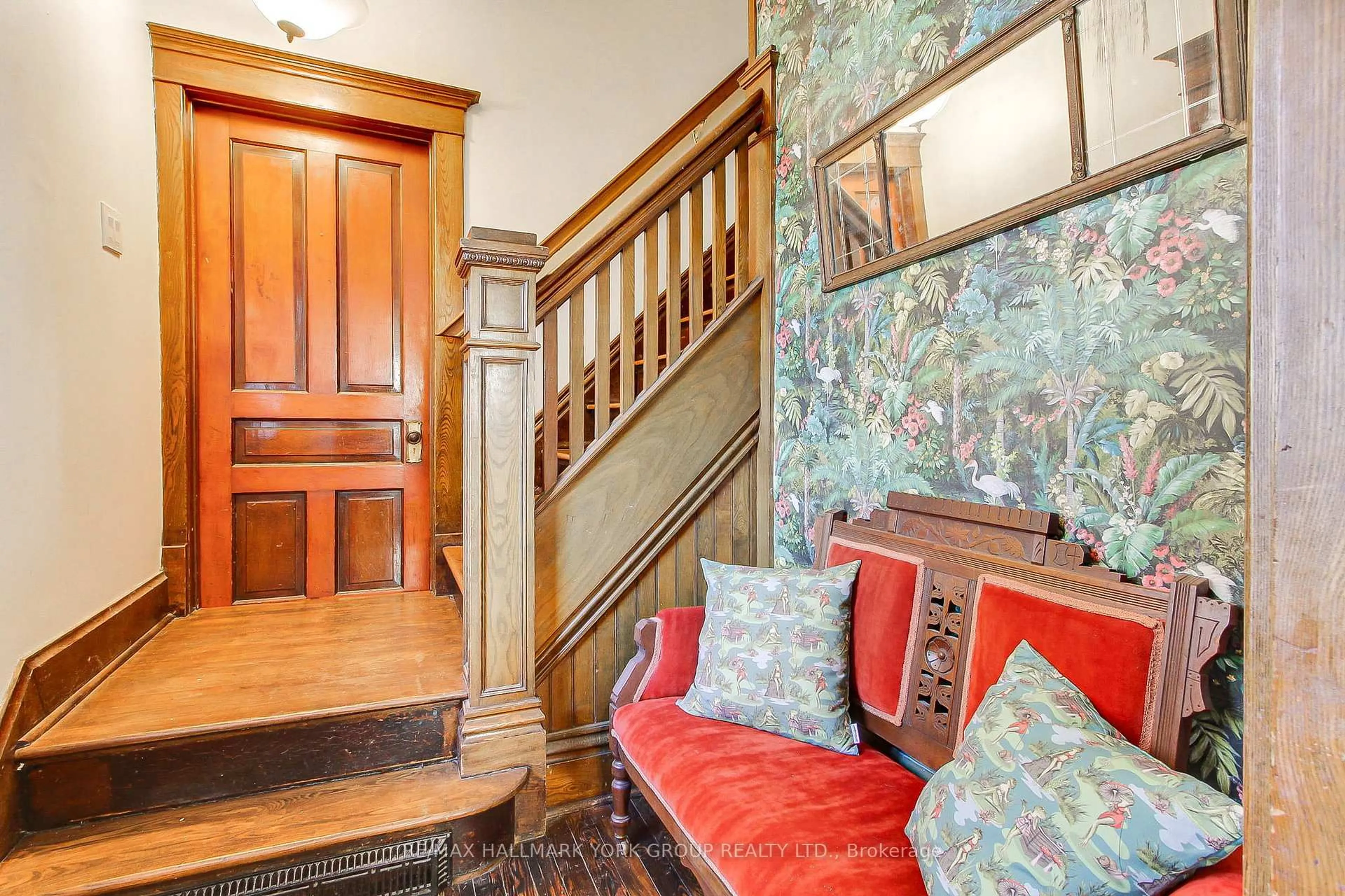 Indoor foyer for 207 Waterloo St, Cambridge Ontario N3H 1N1