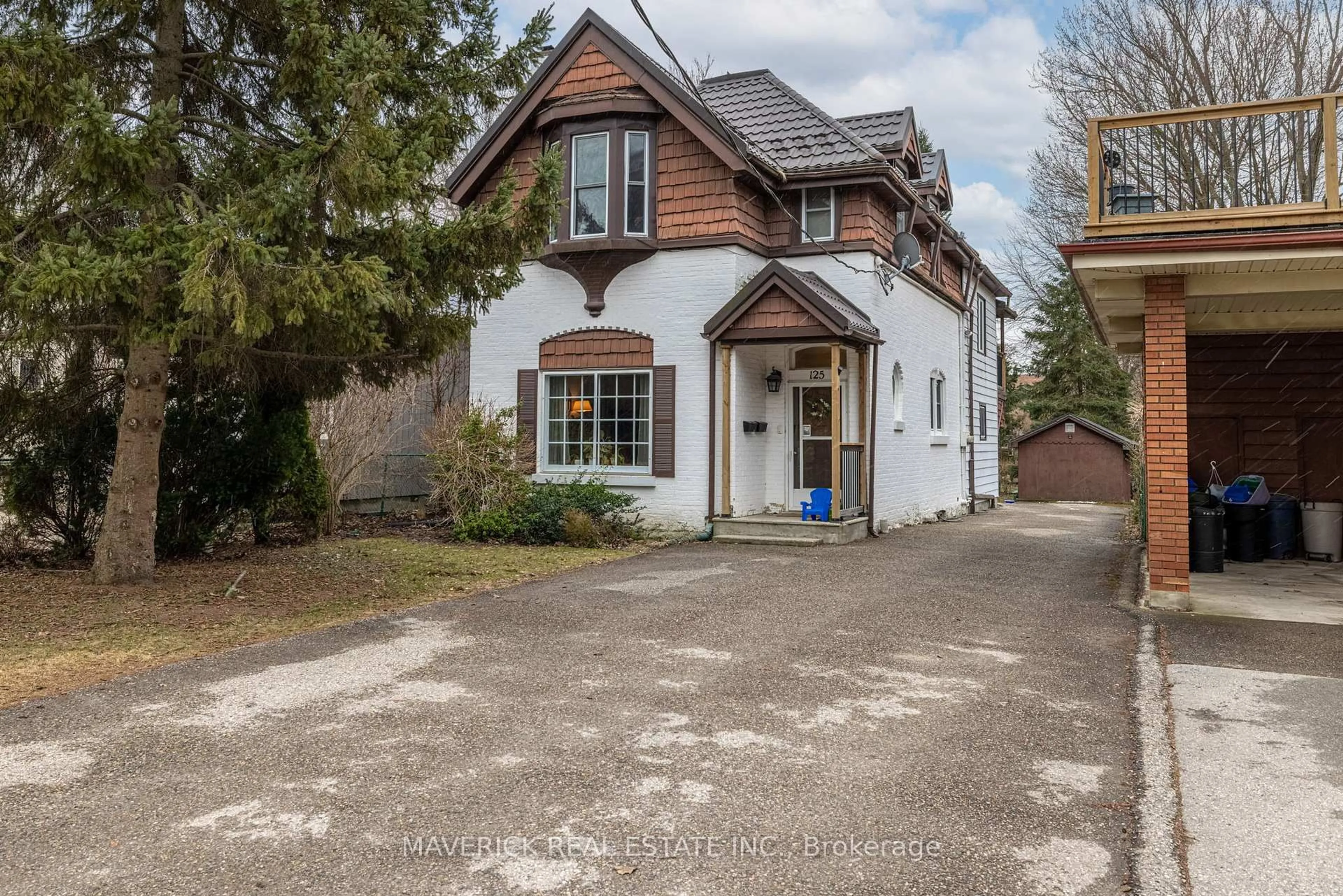 A pic from outside/outdoor area/front of a property/back of a property/a pic from drone, street for 125 St James St, London East Ontario N6A 1W6