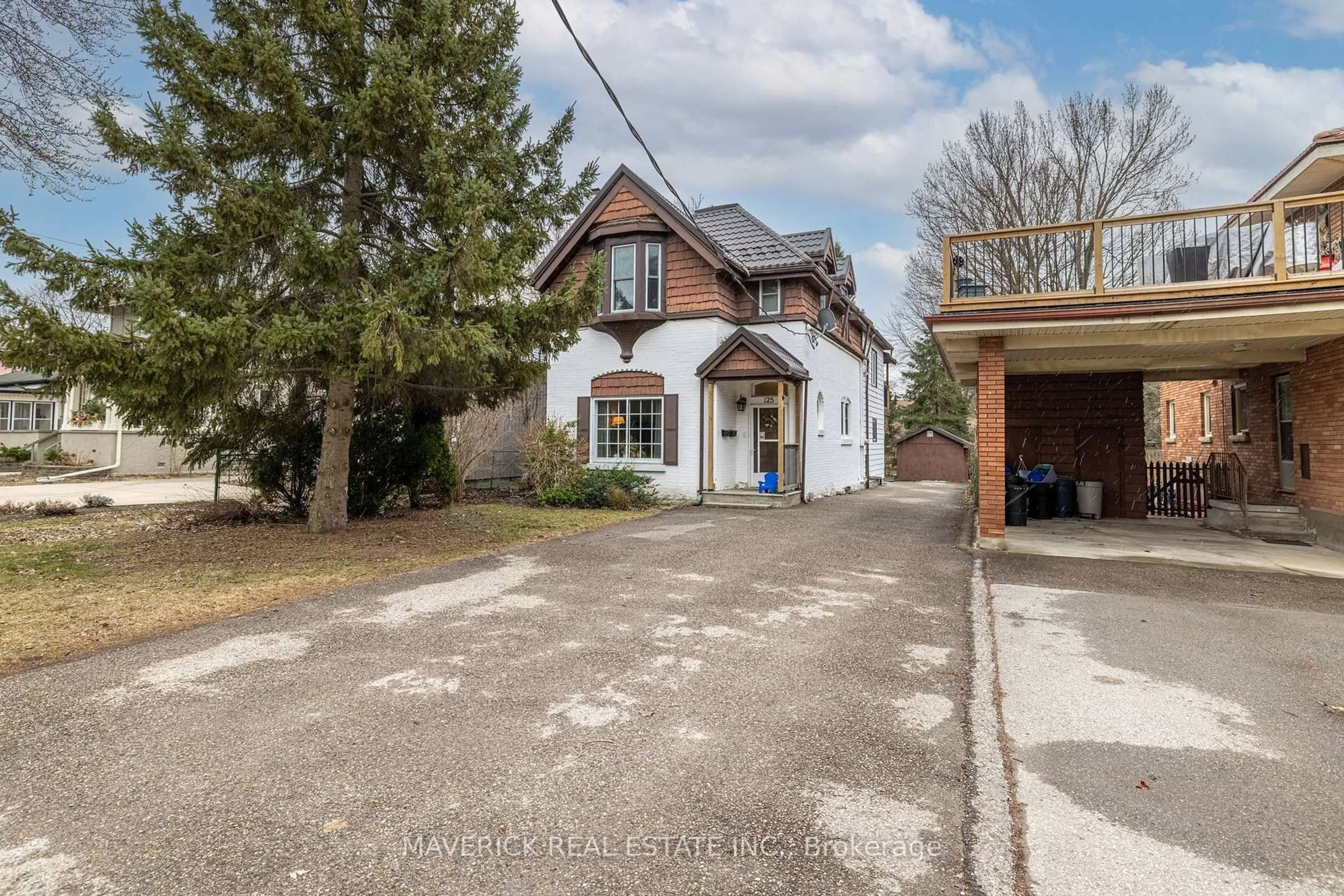 A pic from outside/outdoor area/front of a property/back of a property/a pic from drone, street for 125 St James St, London East Ontario N6A 1W6