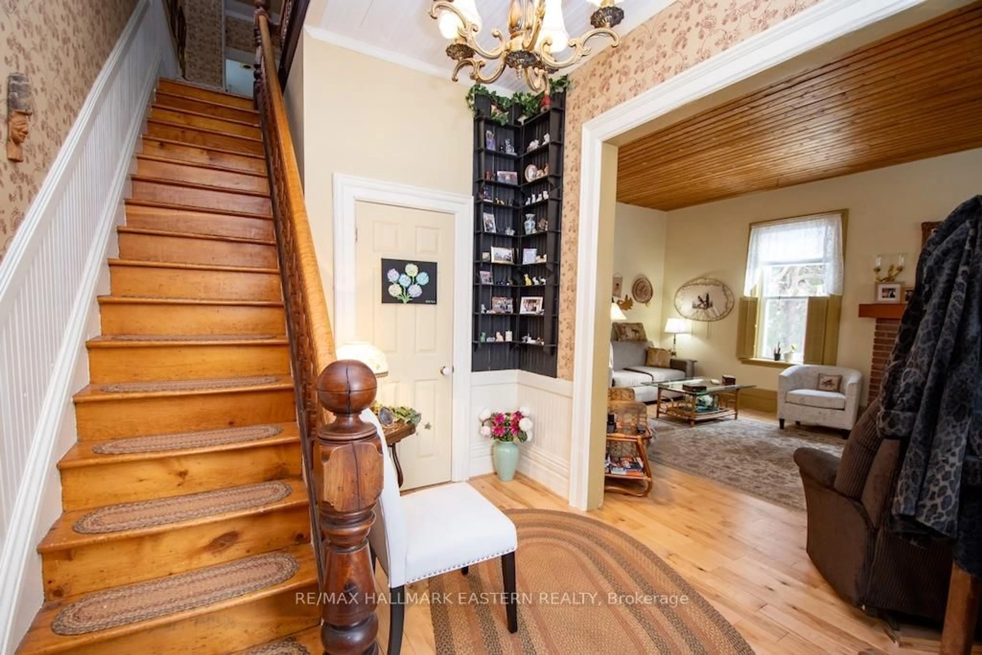 Indoor foyer for 32 Prospect St, Selwyn Ontario K0L 2H0