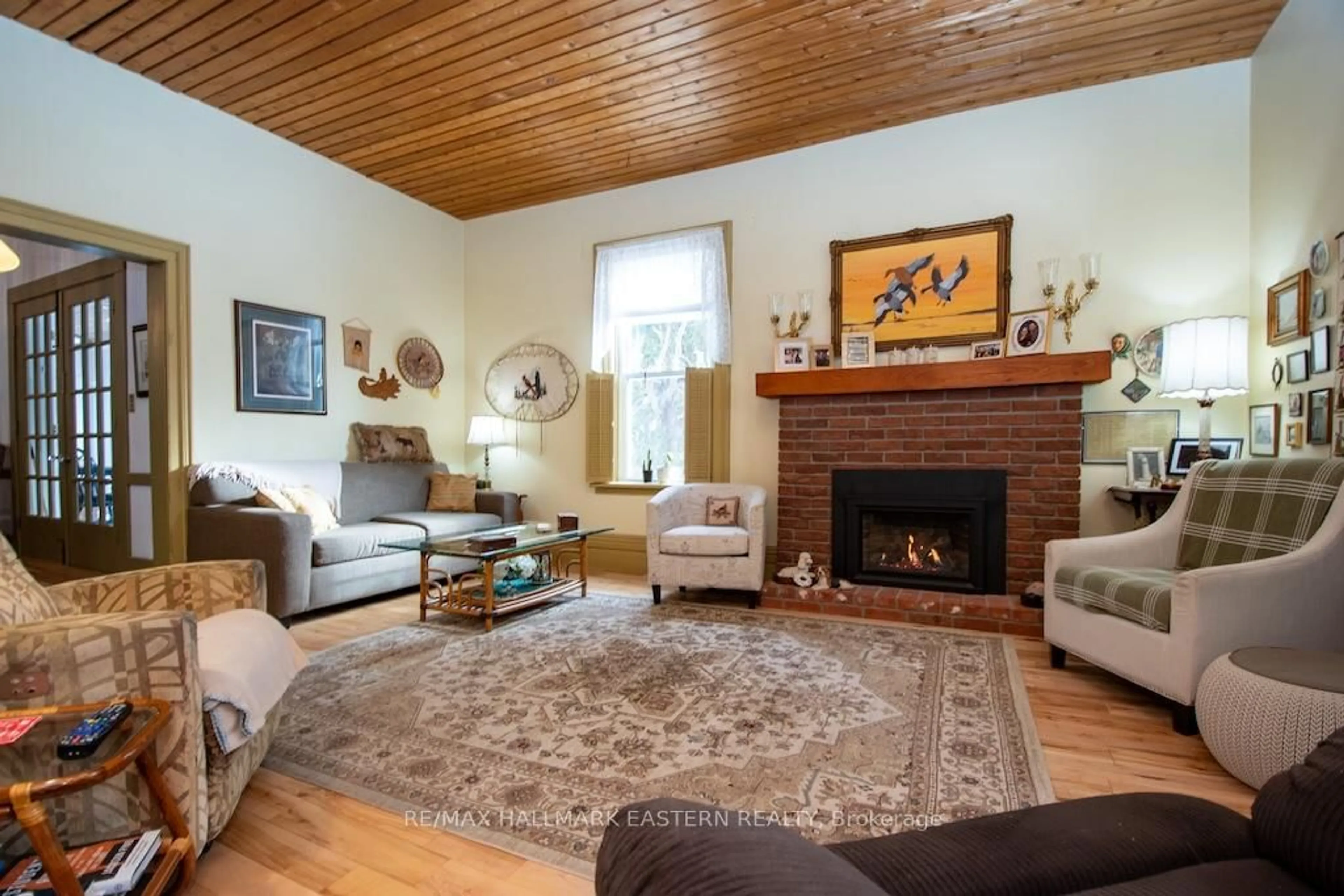 Living room with furniture, wood/laminate floor for 32 Prospect St, Selwyn Ontario K0L 2H0