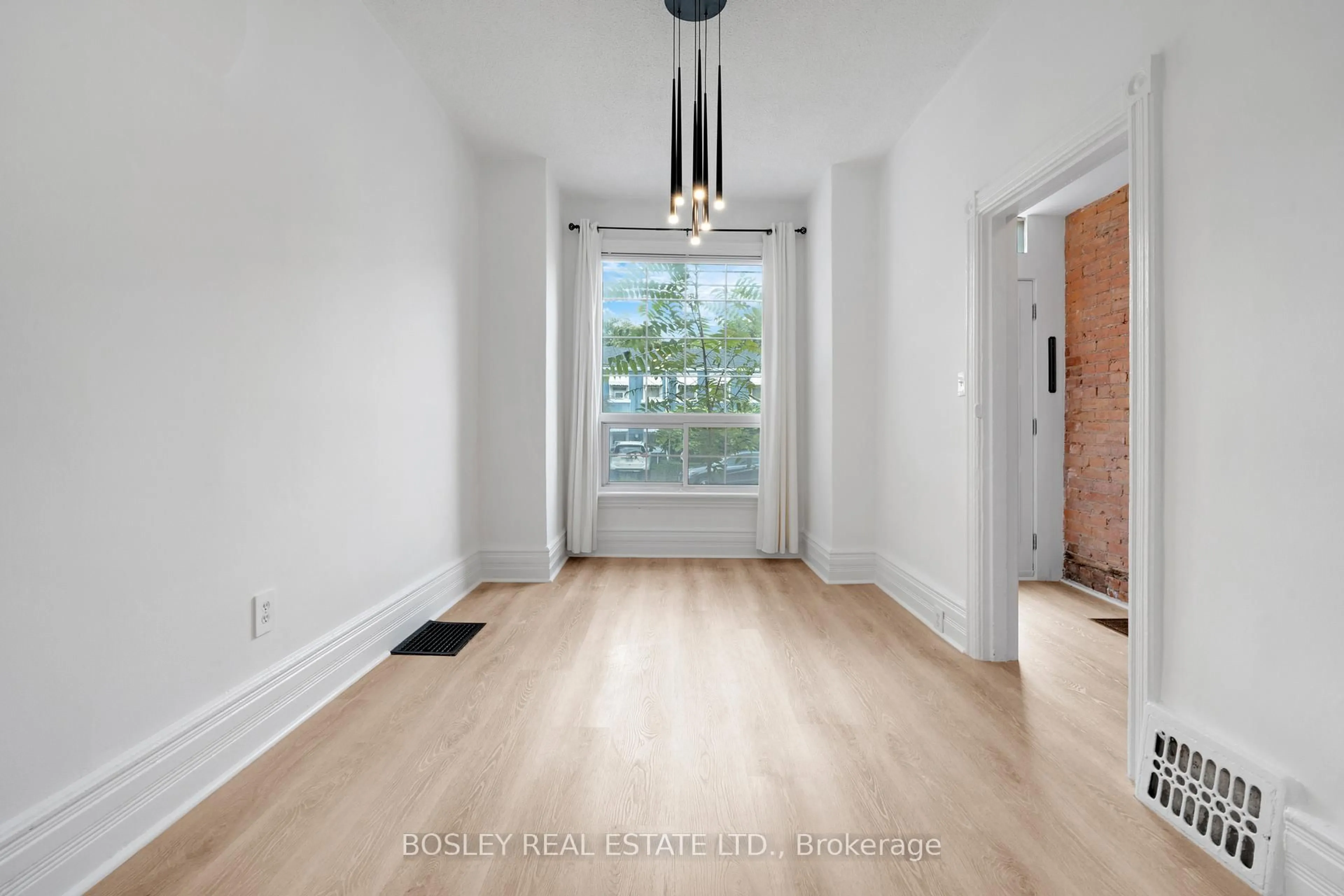 Indoor entryway for 175 MacNab St, Hamilton Ontario L8R 2M5