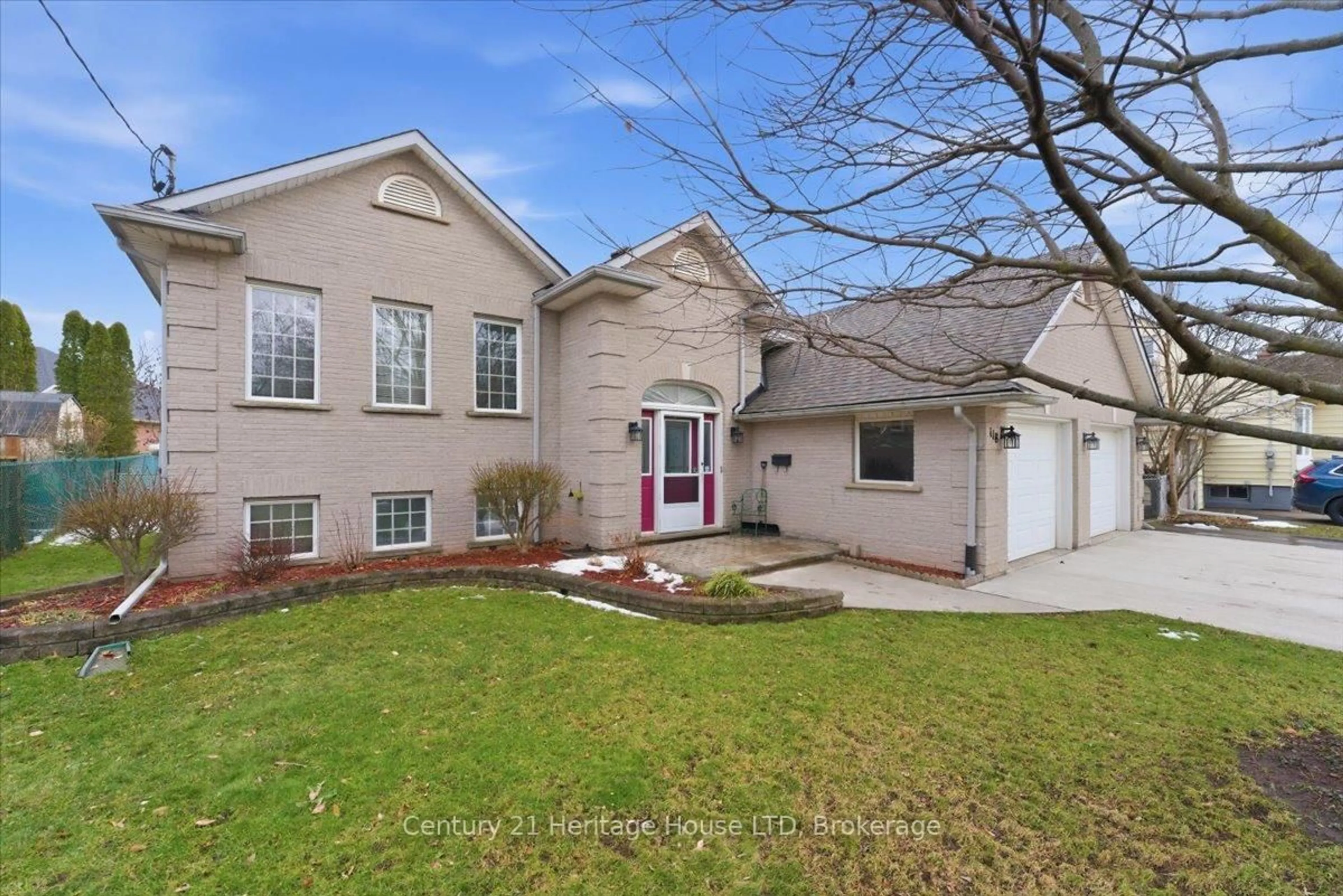 Home with vinyl exterior material, street for 118 Gadsby Ave, Welland Ontario L3C 1A9