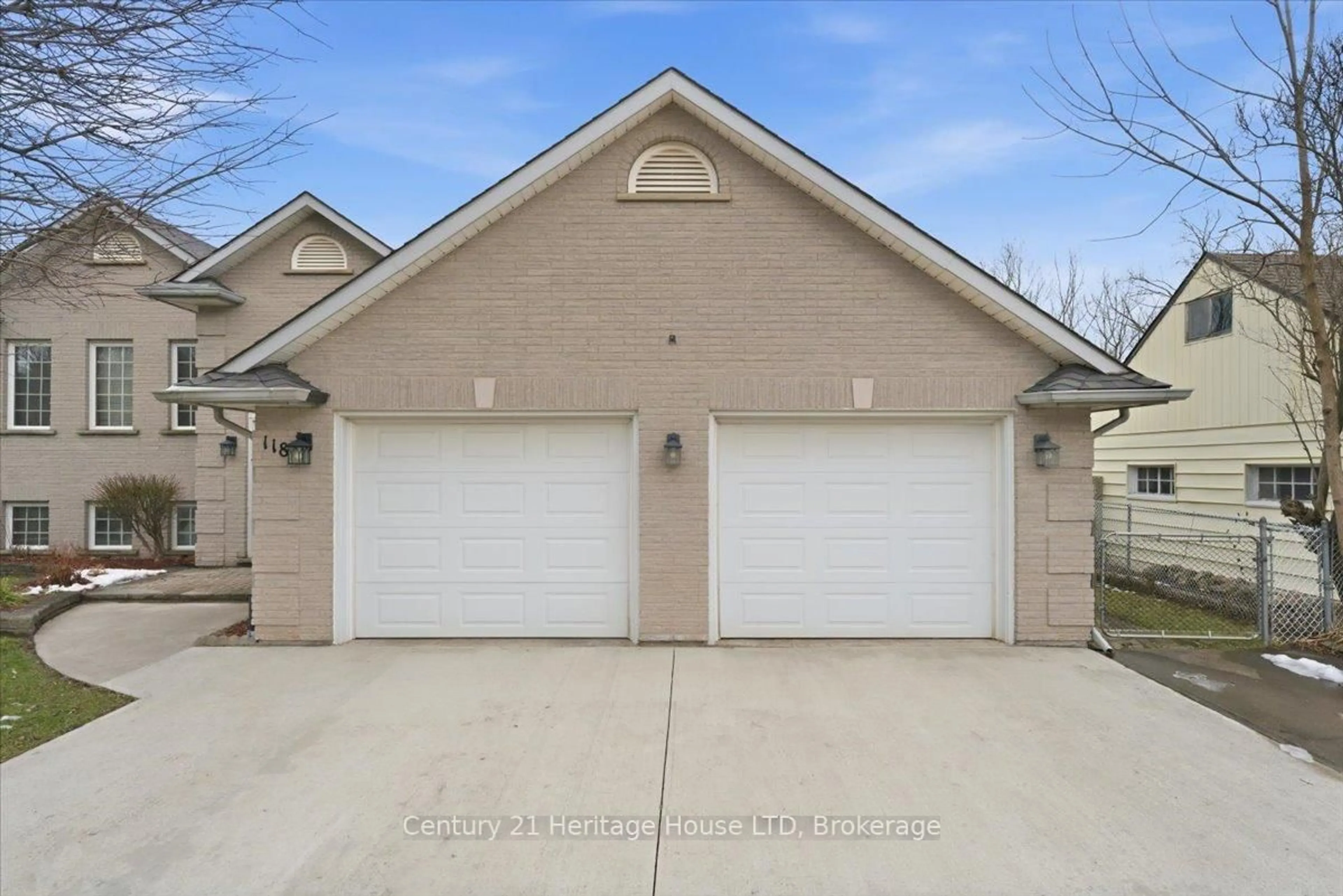 Indoor garage for 118 Gadsby Ave, Welland Ontario L3C 1A9