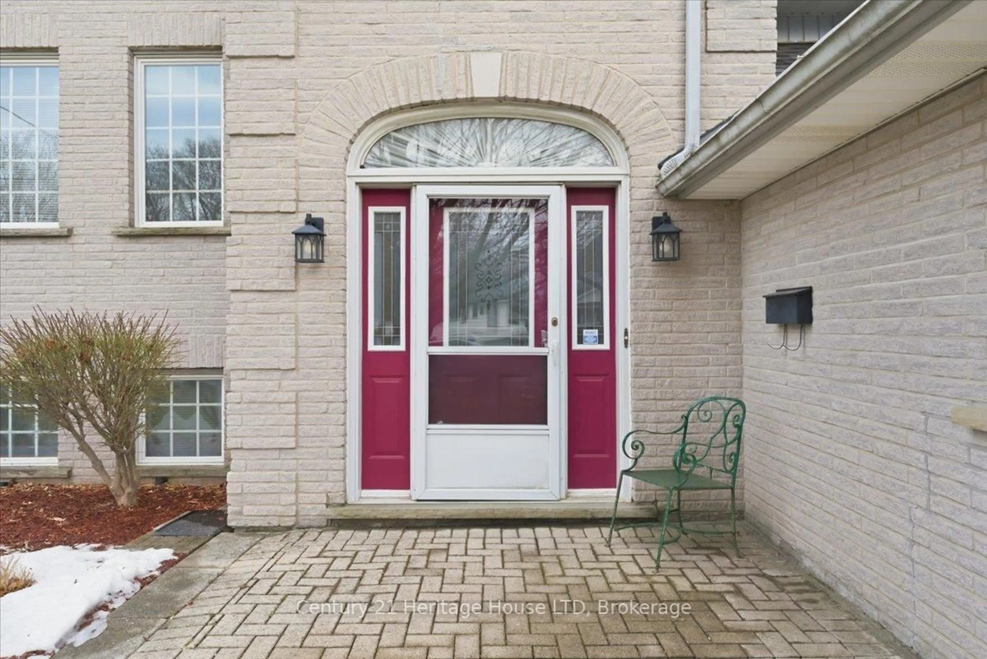 Indoor entryway for 118 Gadsby Ave, Welland Ontario L3C 1A9