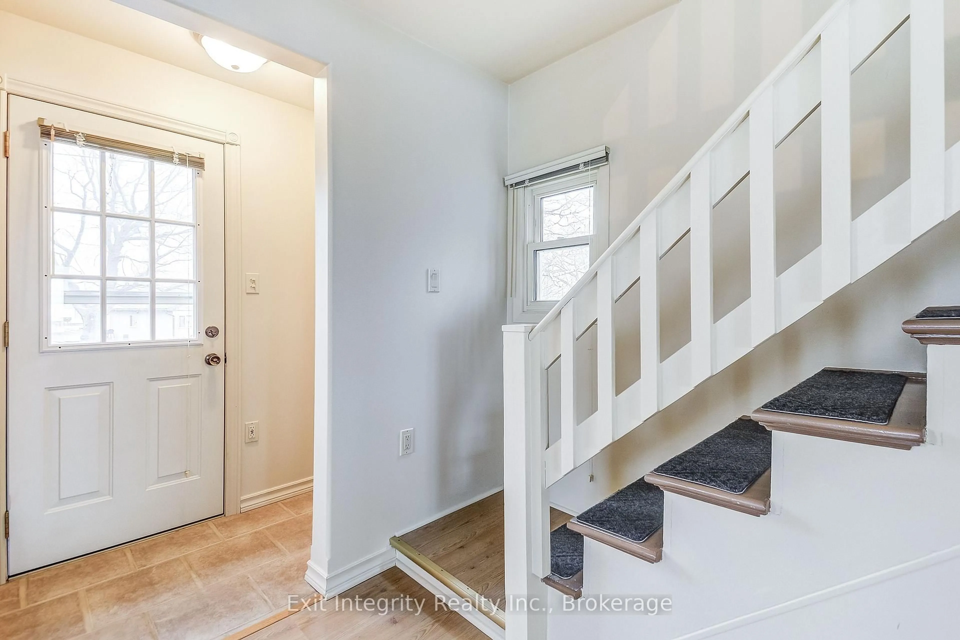 Indoor entryway for 906 Lakeshore Rd, Haldimand Ontario N0A 1P0